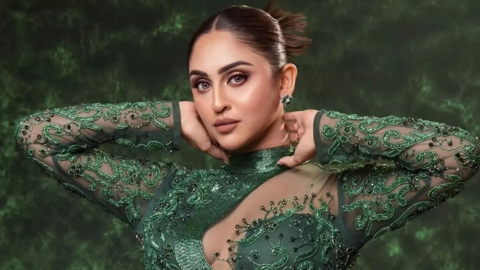 1600x900 मैं तुम्हे बर्बाद. क्रिस्टल डिसूजा के माता-पिता को उनके भद्दे वीडियोज भेजते हैं लोग, एक्ट्रेस ने खुलेआम दी धमकी send edited videos of krystle dsouza