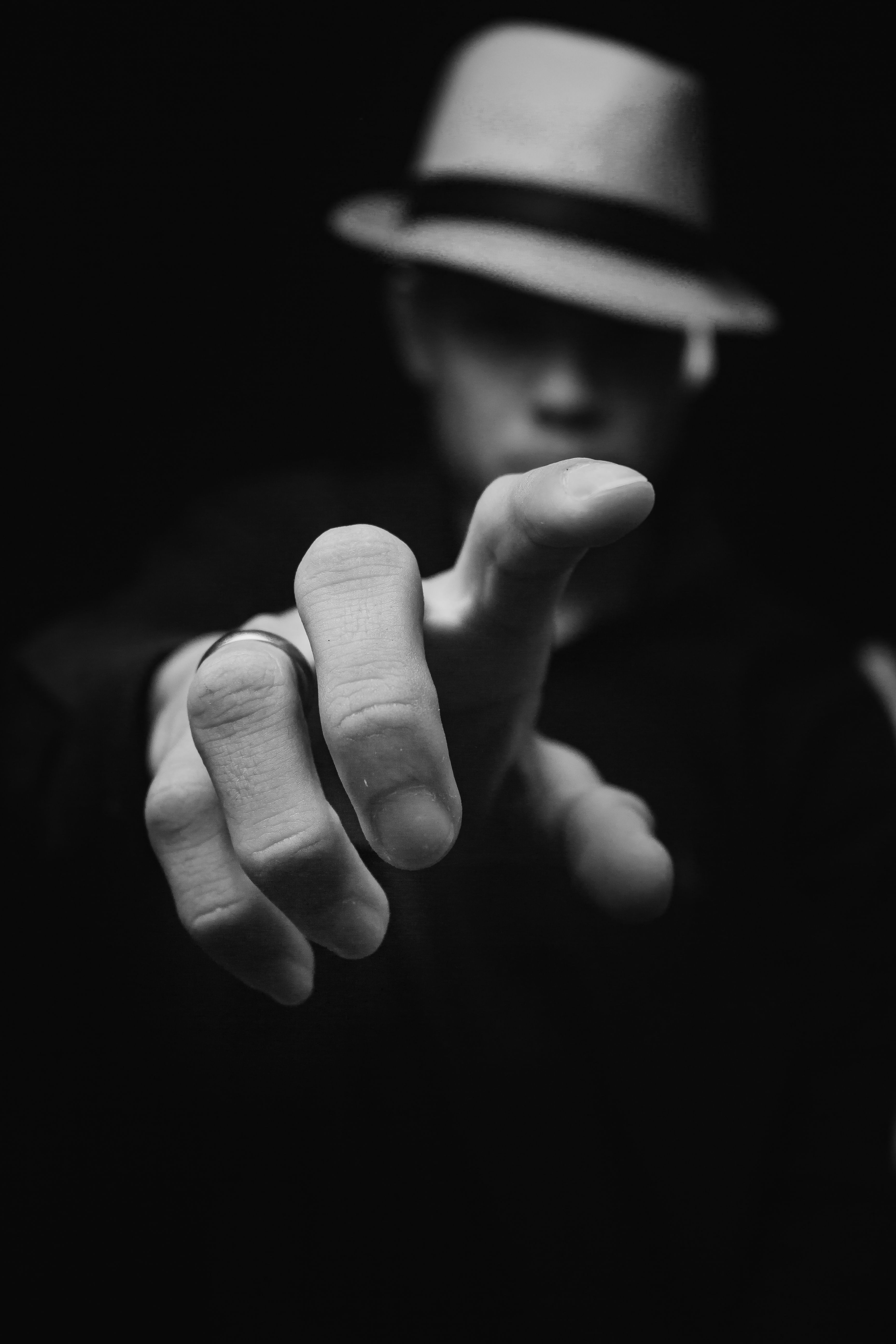3456x5184 Anonymous man in trendy hat pointing with finger at camera · Free