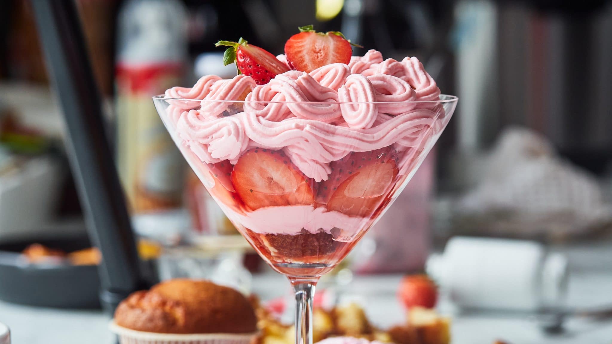 2048x1152 Romantic Pink Dessert [VIDEO]