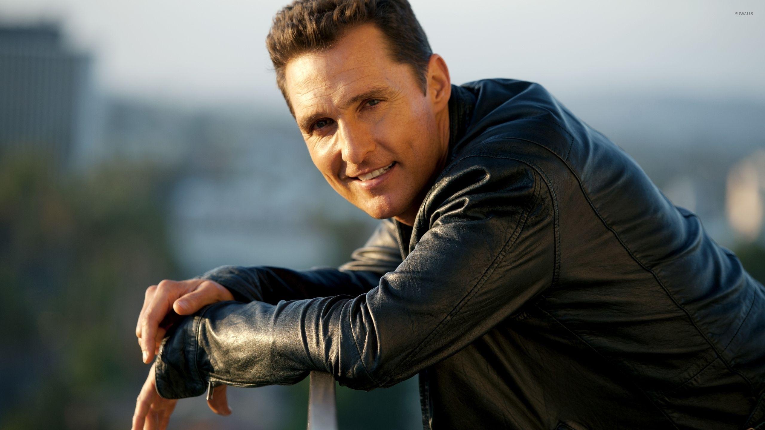 2560x1440 Matthew McConaughey in a black leather jacket wallpaper celebrity wallpaper