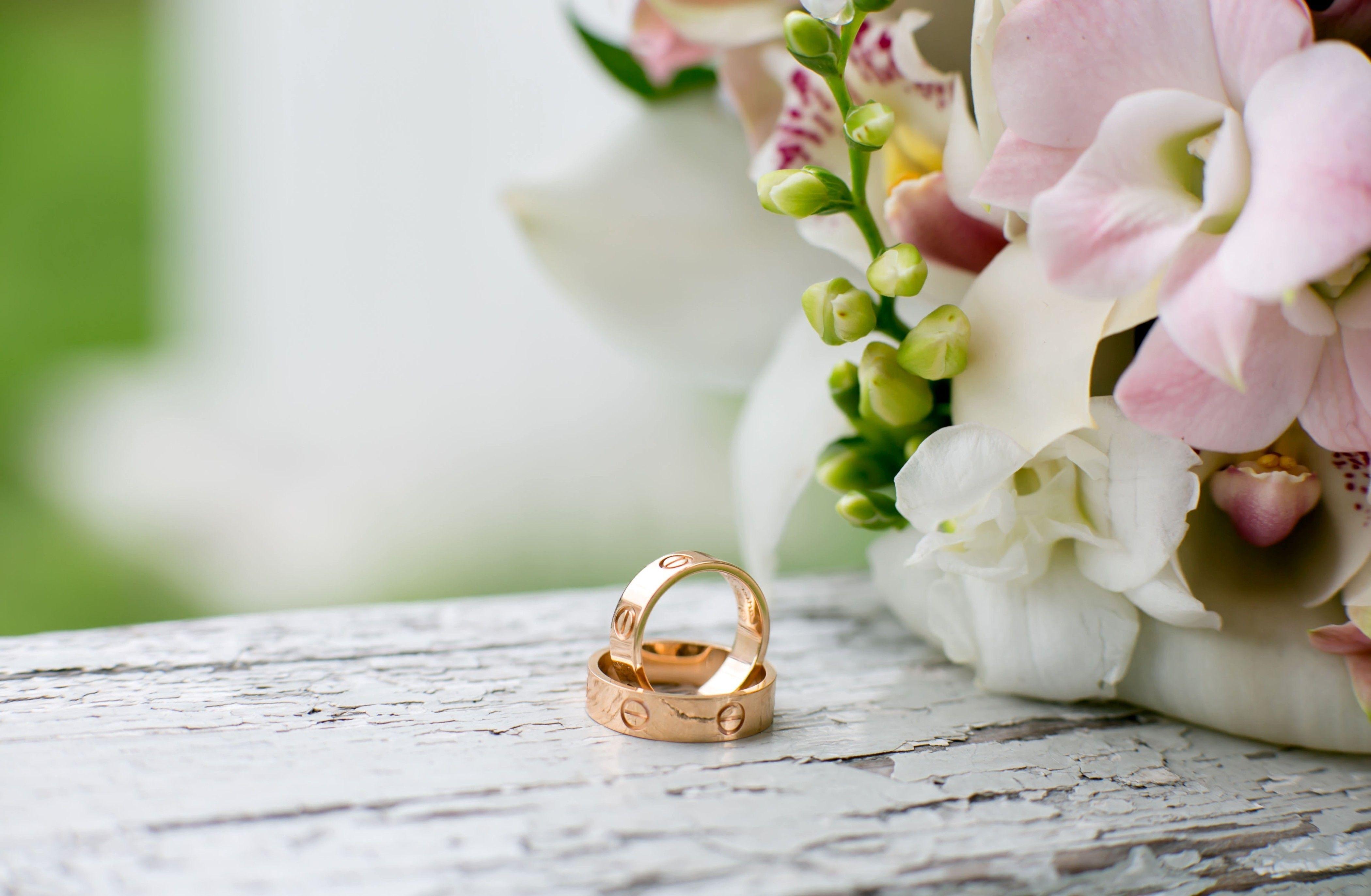 4200x2746 Two gold wedding rings are on the table with flowers. Desktop wallpaper 1920x1200