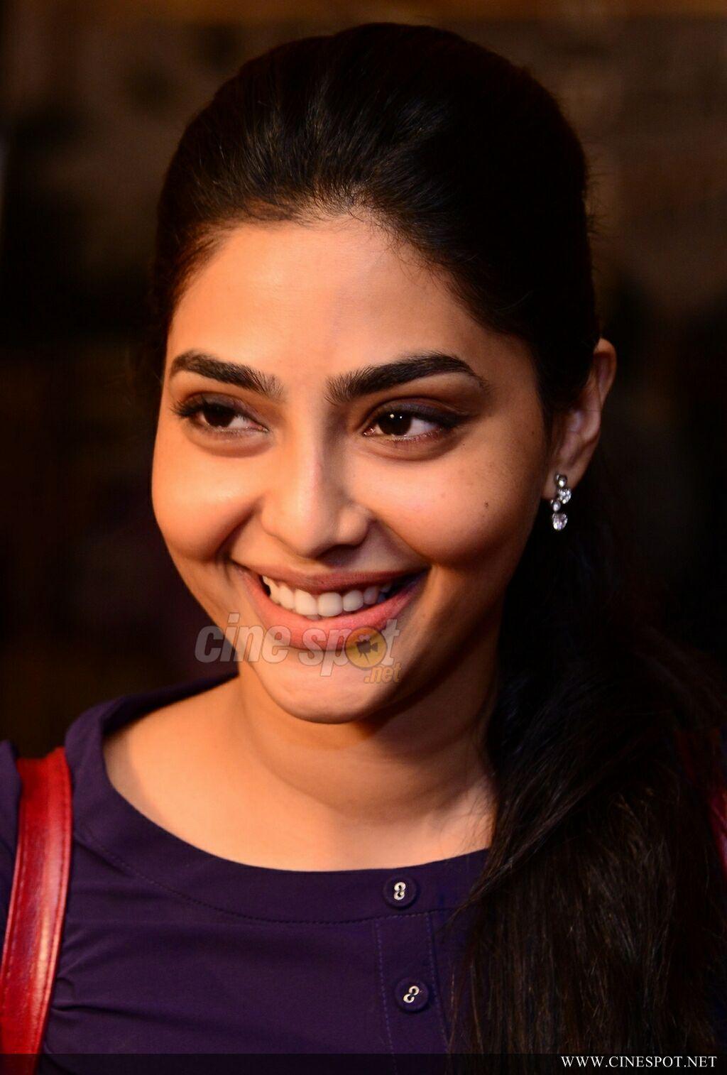 1024x1514 Aishwarya Lekshmi Wallpaper