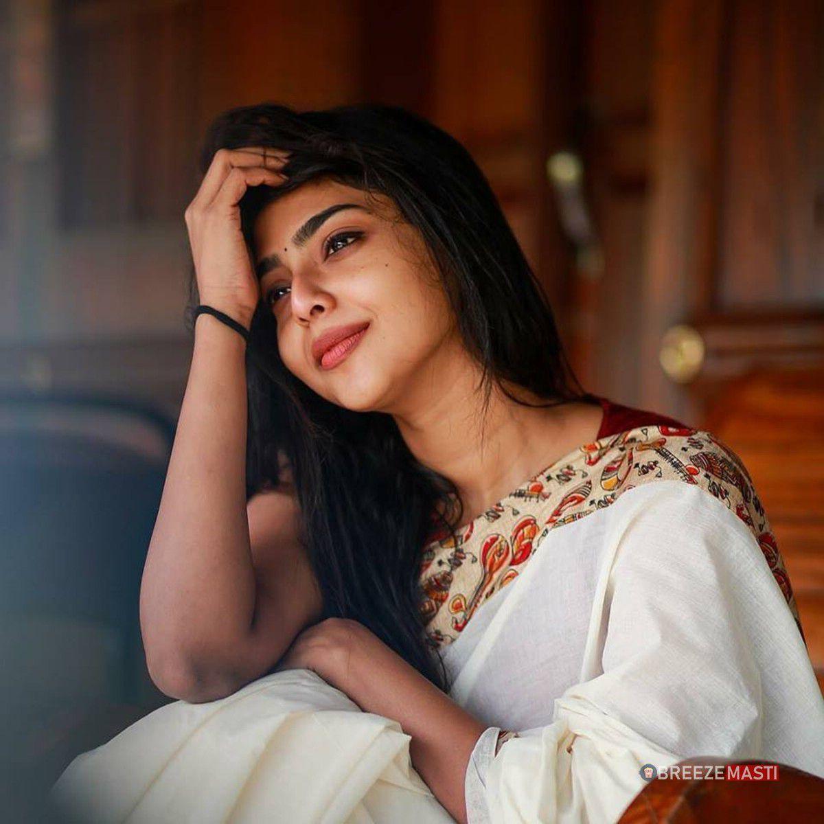 1200x1200 Aishwarya Lekshmi Wallpaper