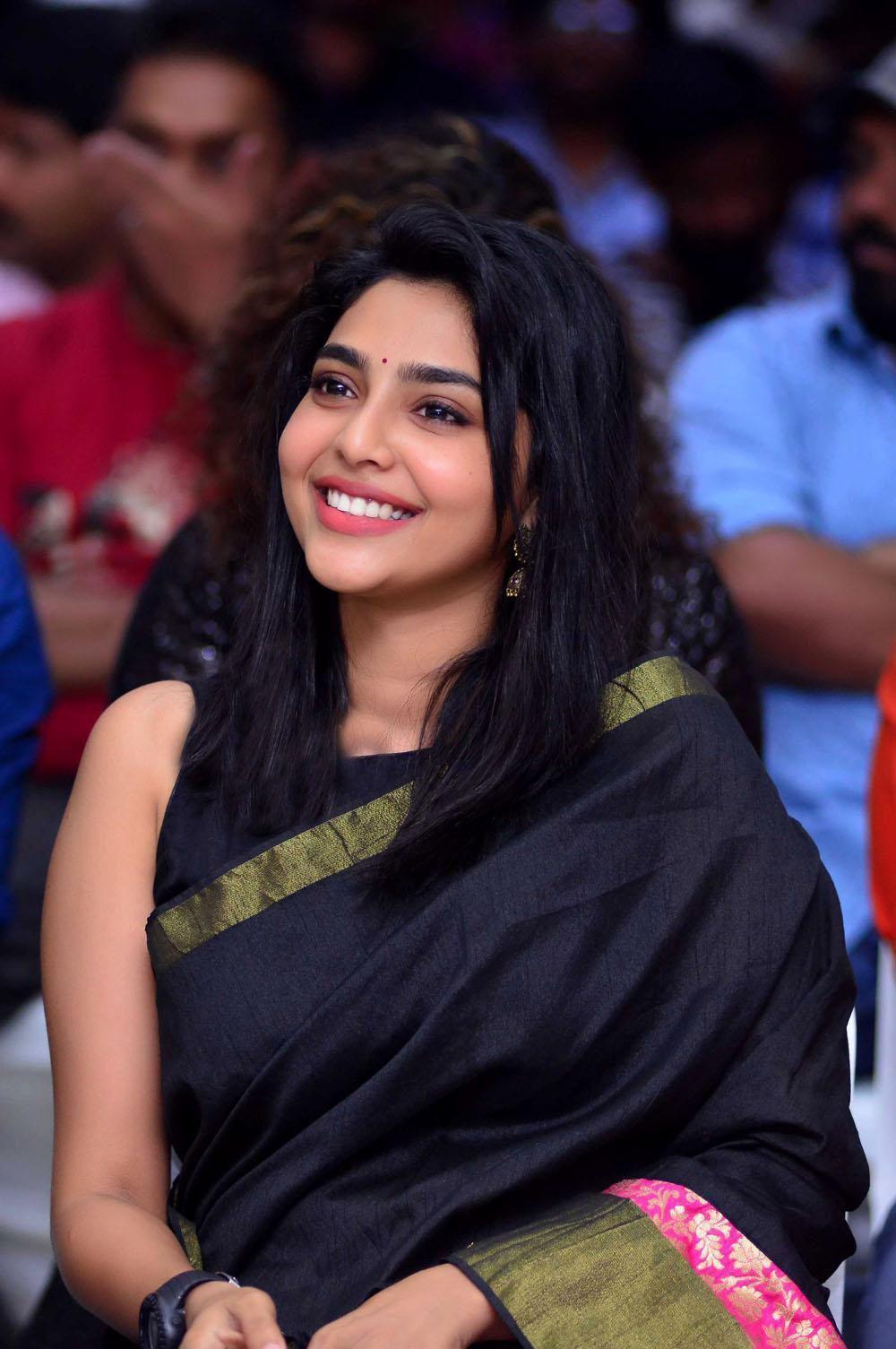 1000x1505 Aiswarya Lekshmi Wallpaper
