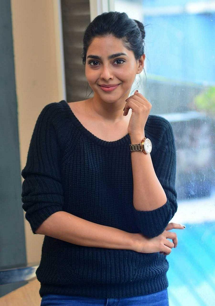 900x1276 Aishwarya Lekshmi Wallpaper