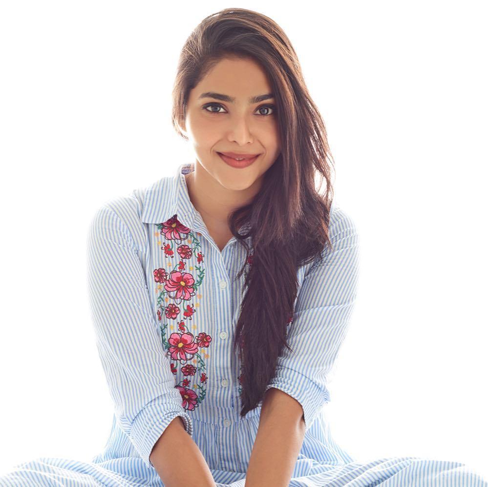 999x998 Aishwarya Lekshmi Wallpaper