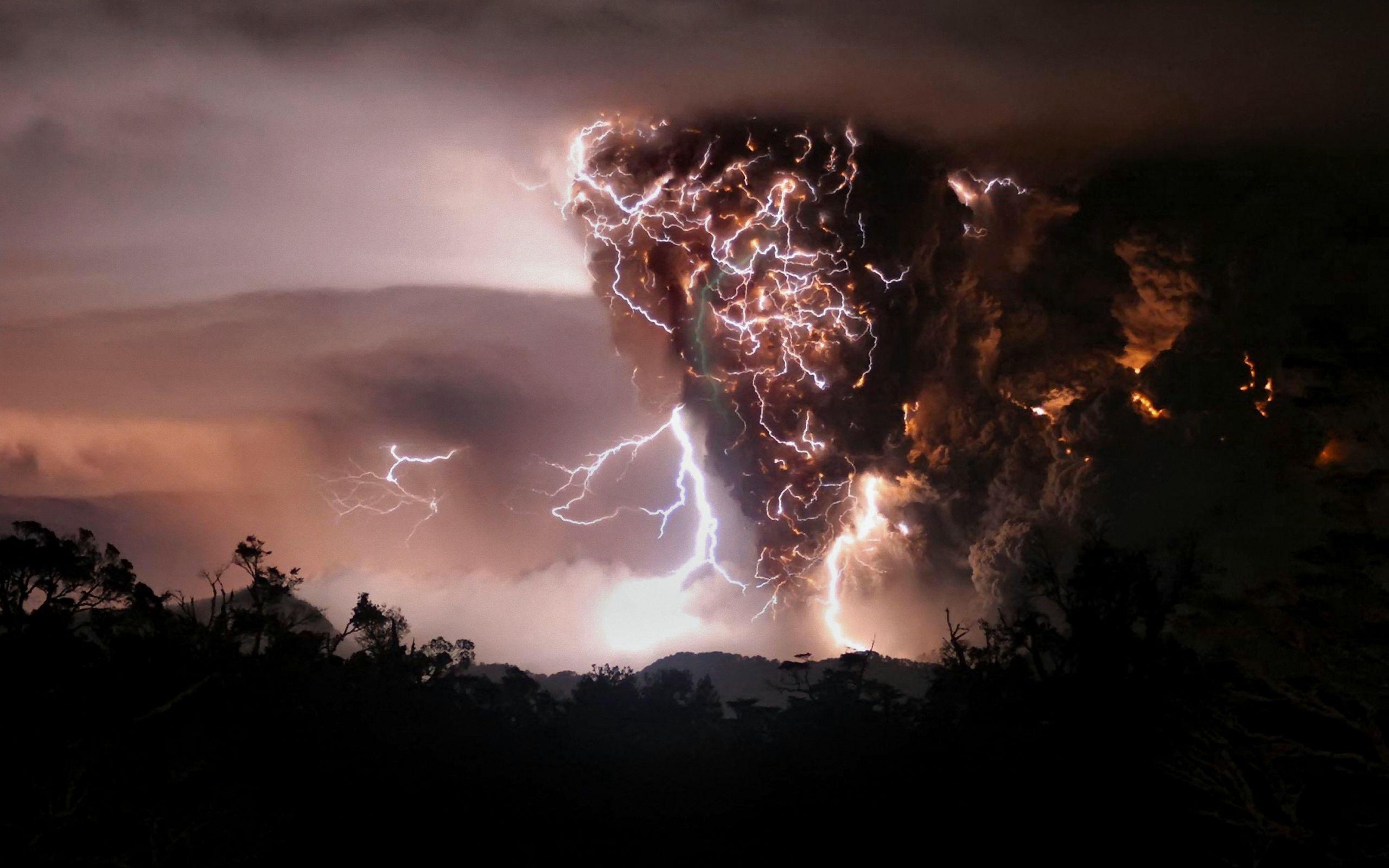 2560x1600 Lightning Strike Wallpaper