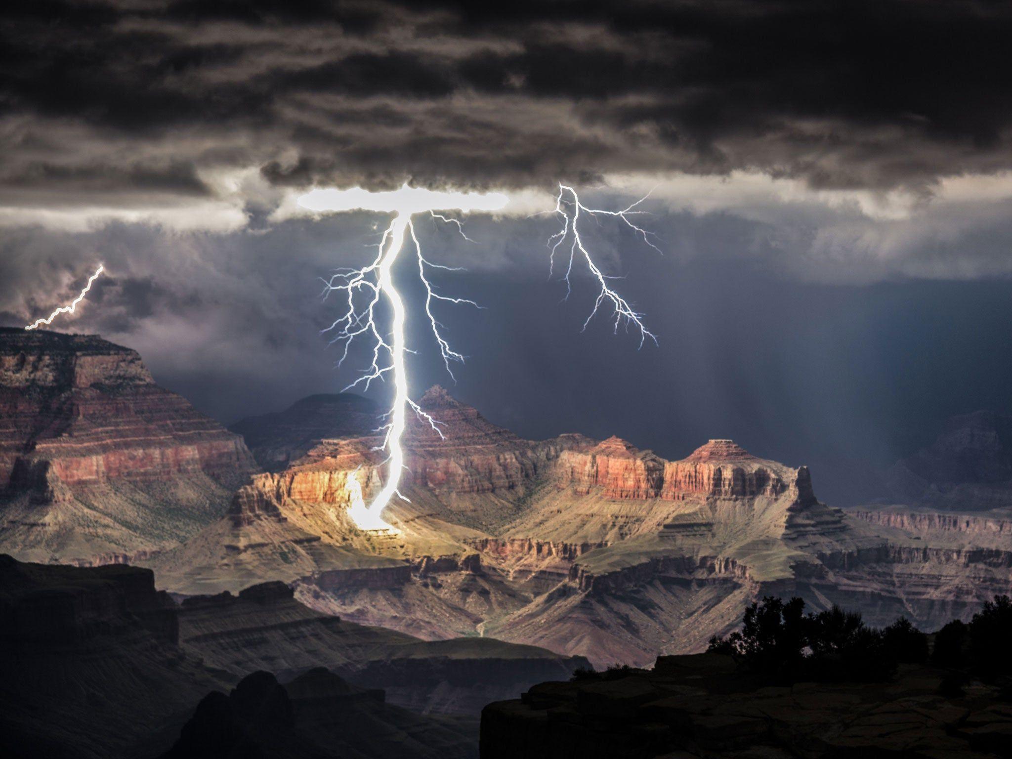 2048x1536 In picture: Electrifying photo of lightning striking the Grand Canyon