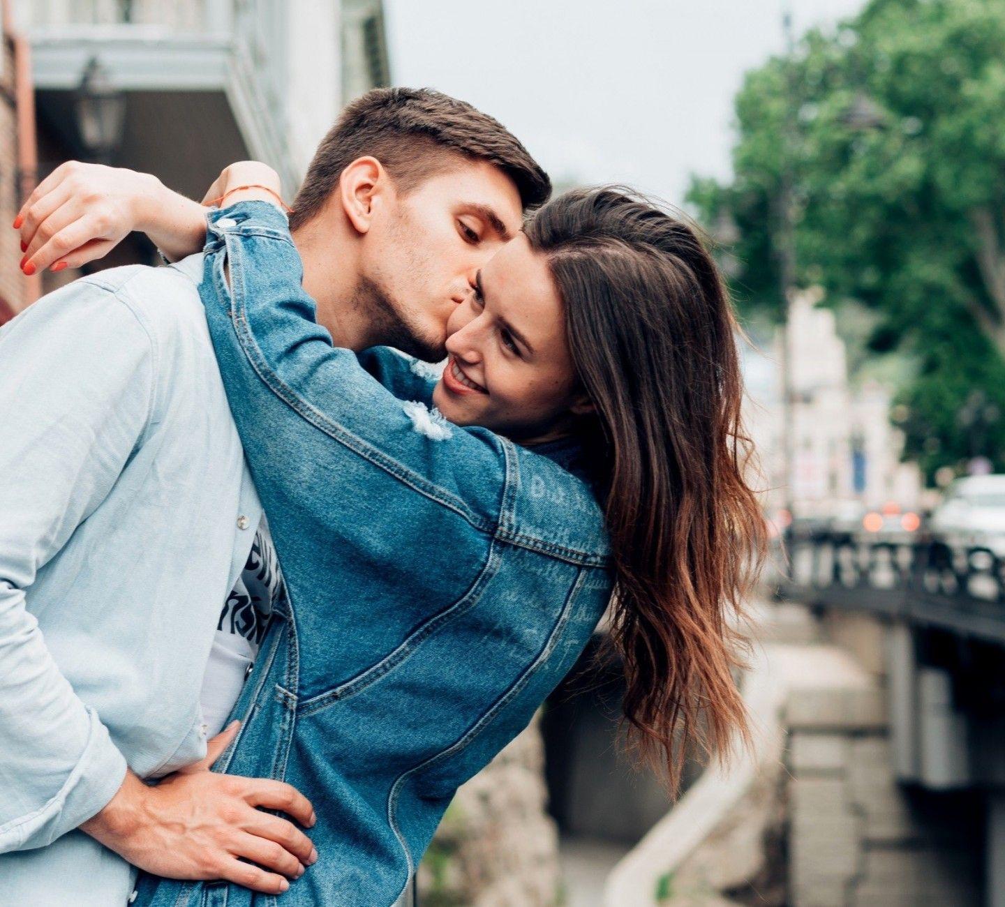 100+] Couple Kissing Pictures | Wallpapers.com