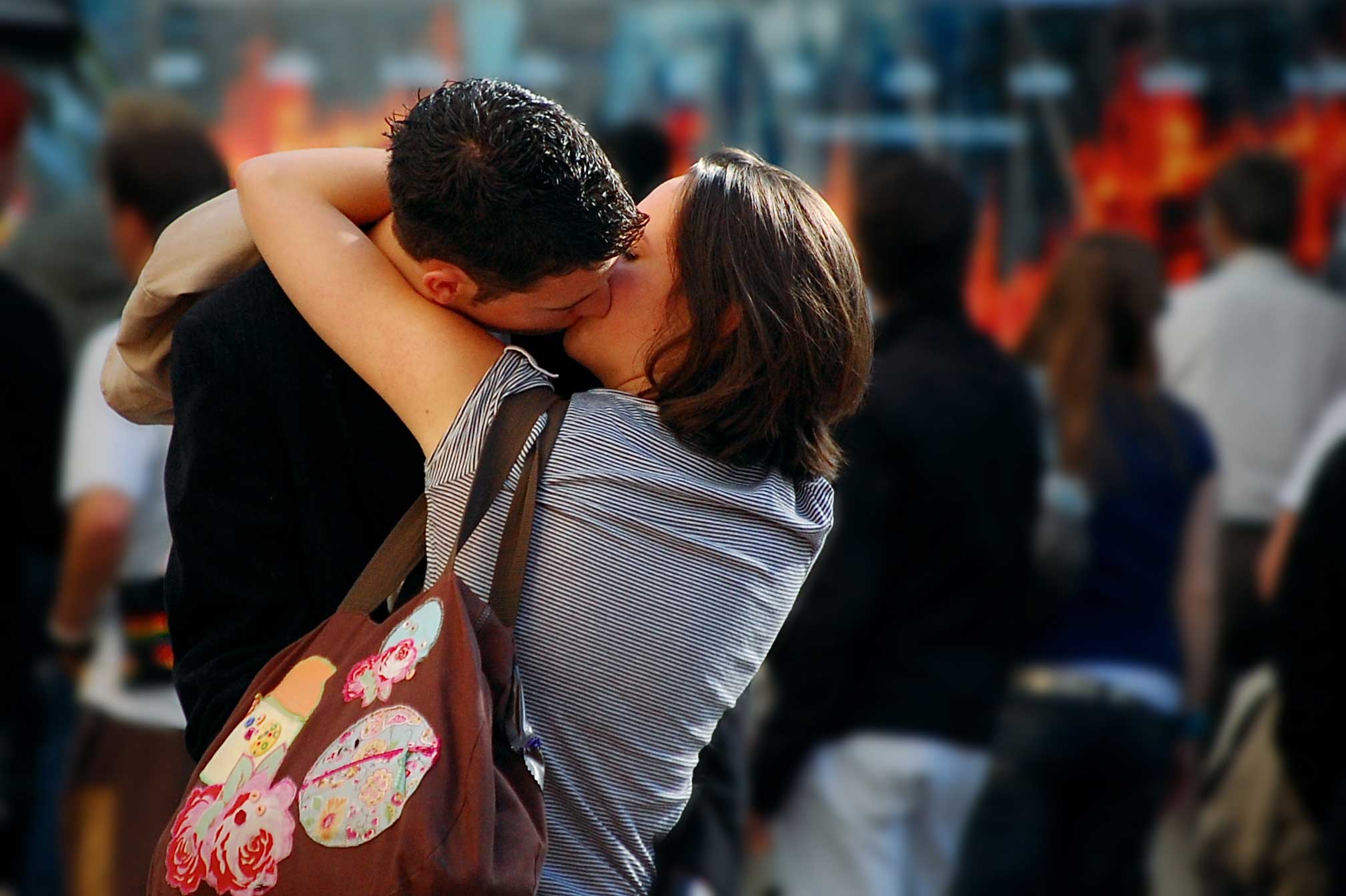 2017x1343 Couple Kissing HD Wallpaper