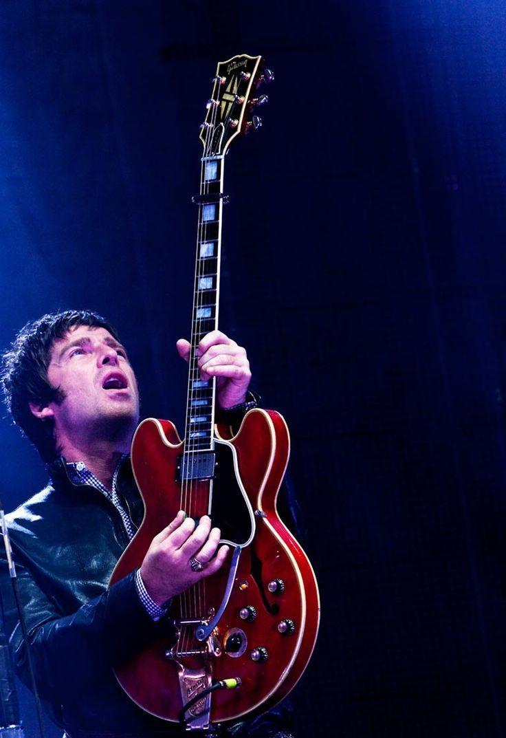 736x1073 Noel Gallagher Wallpaper