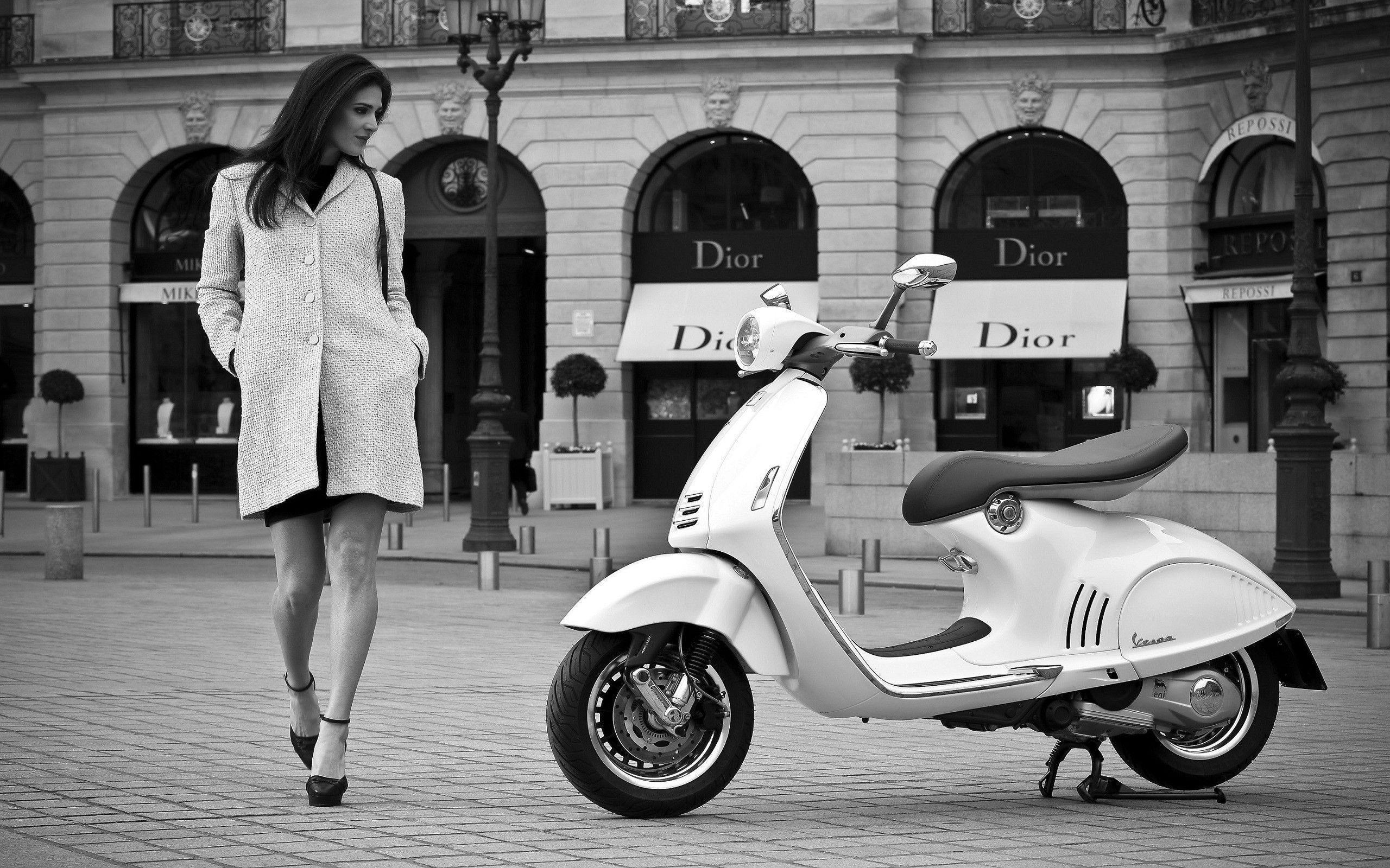 2560x1600 Vespa Girl Wallpaper, 413.86 Kb