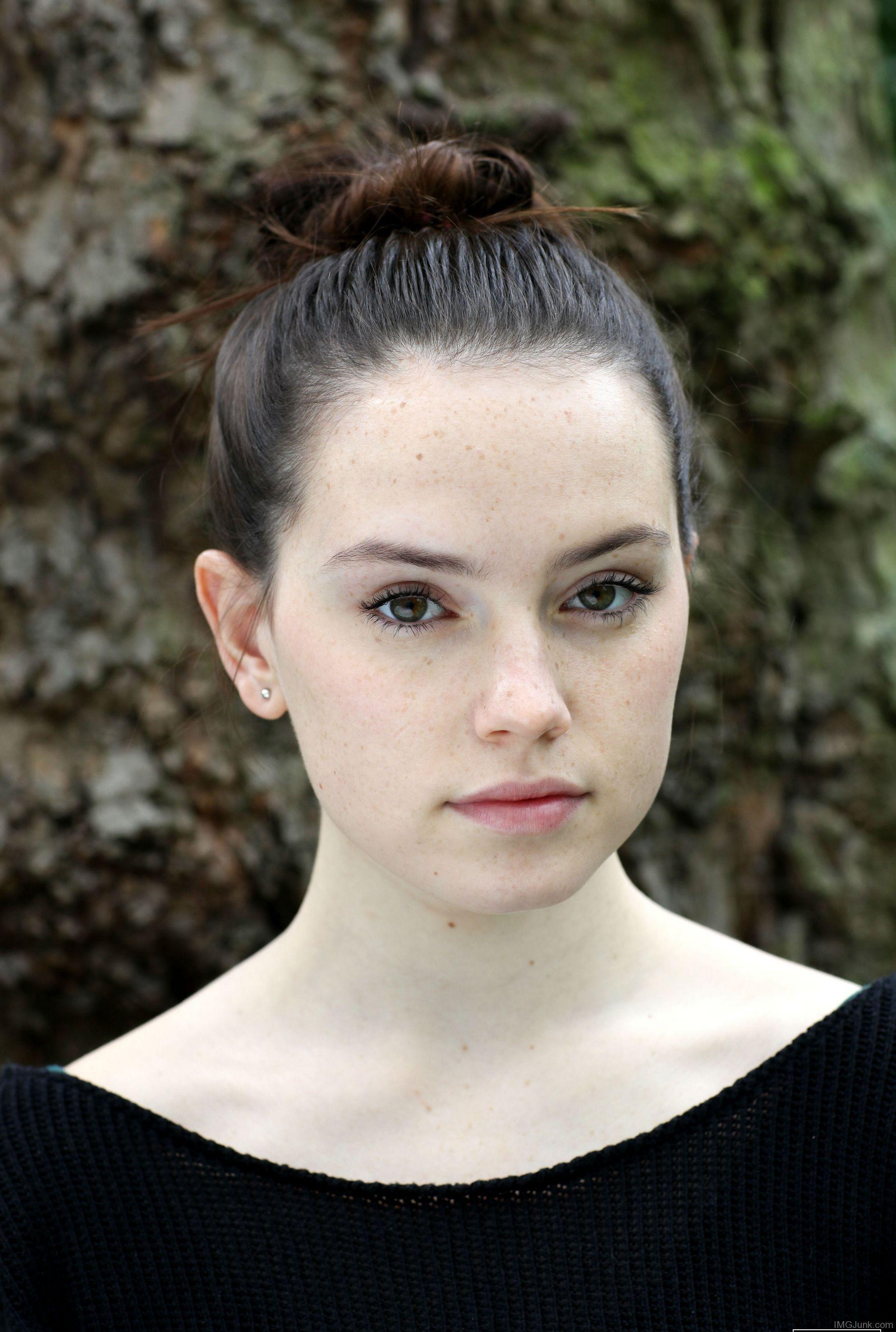 1987x2952 Daisy Ridley Wallpaper