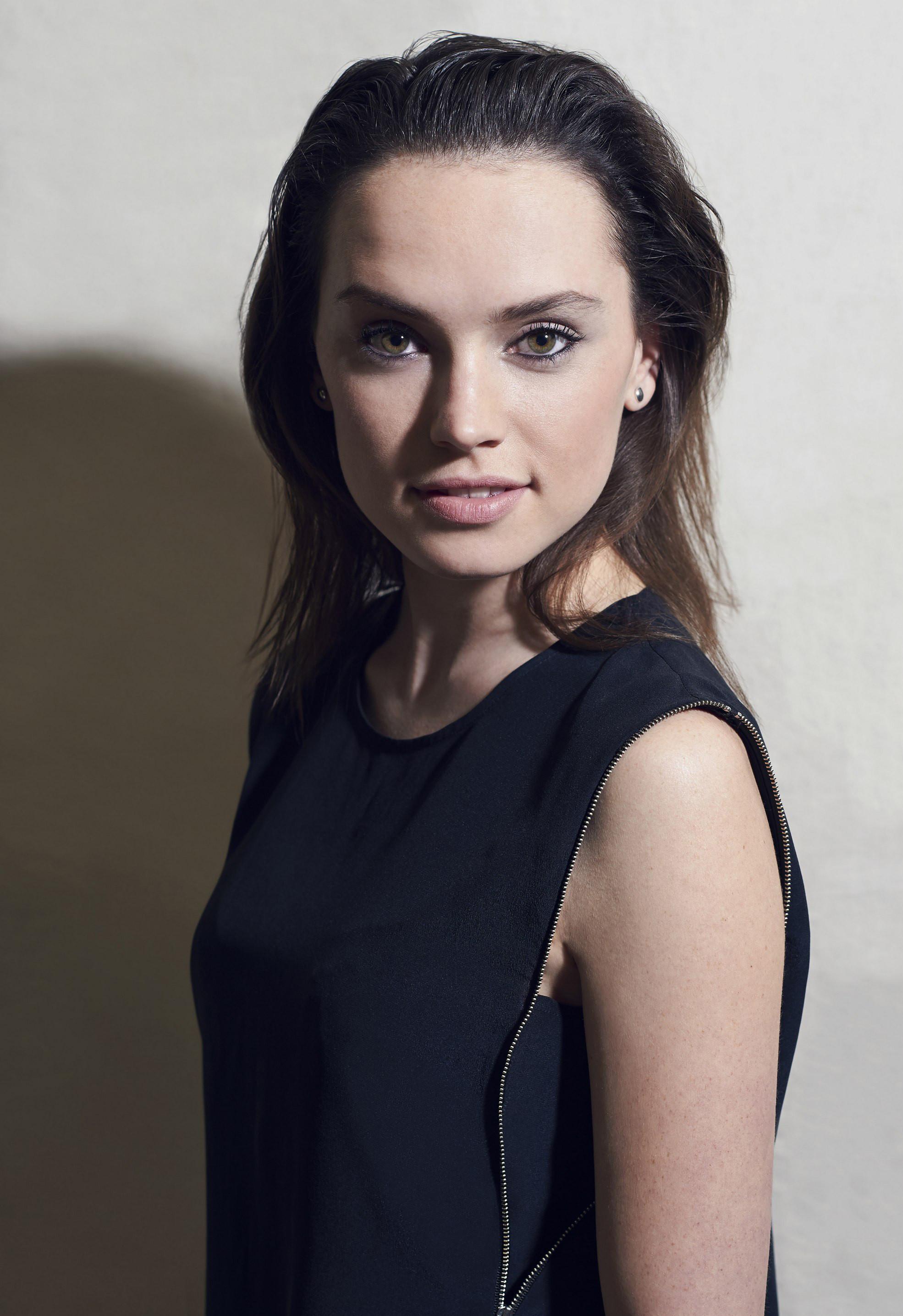 1970x2868 Daisy Ridley HD Wallpaper