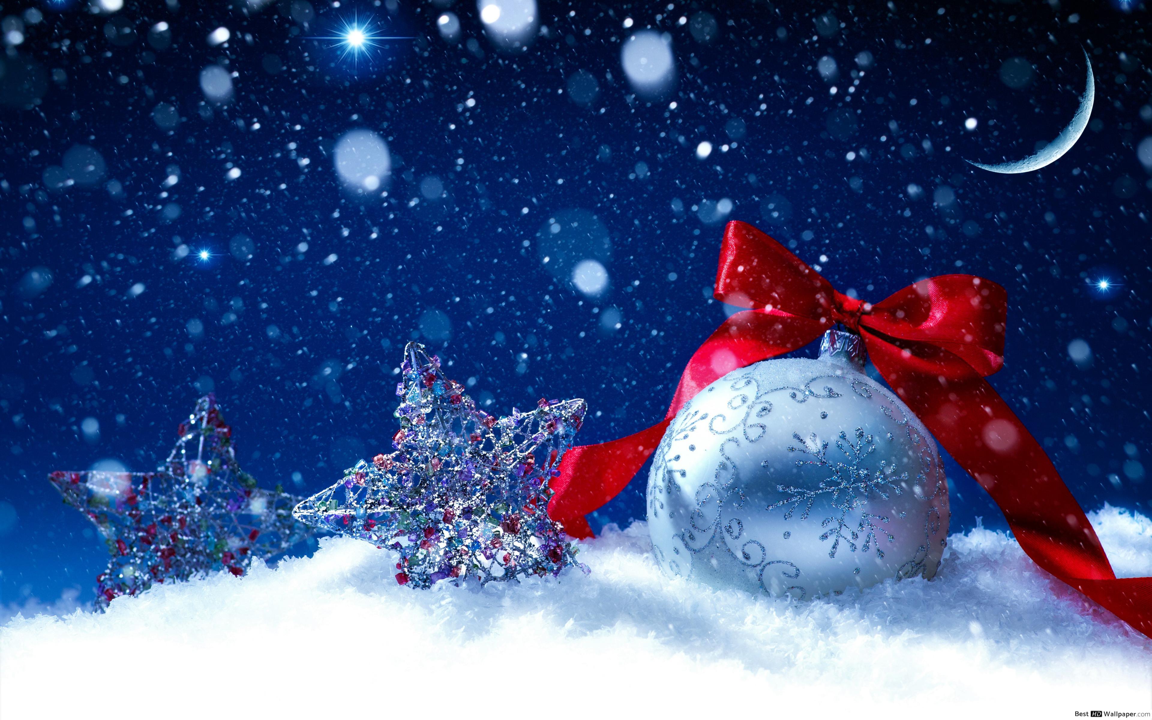 3840x2400 White Christmas tree toy on the snow HD wallpaper download