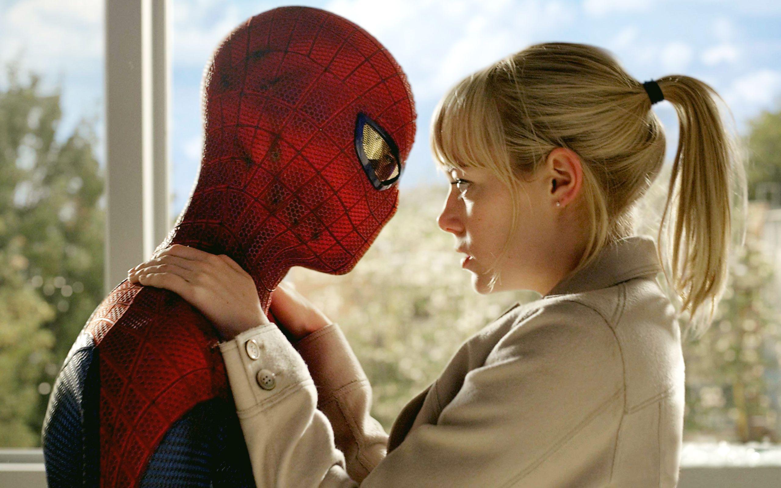2560x1600 Spider Man Gwen Stacy Wallpaper