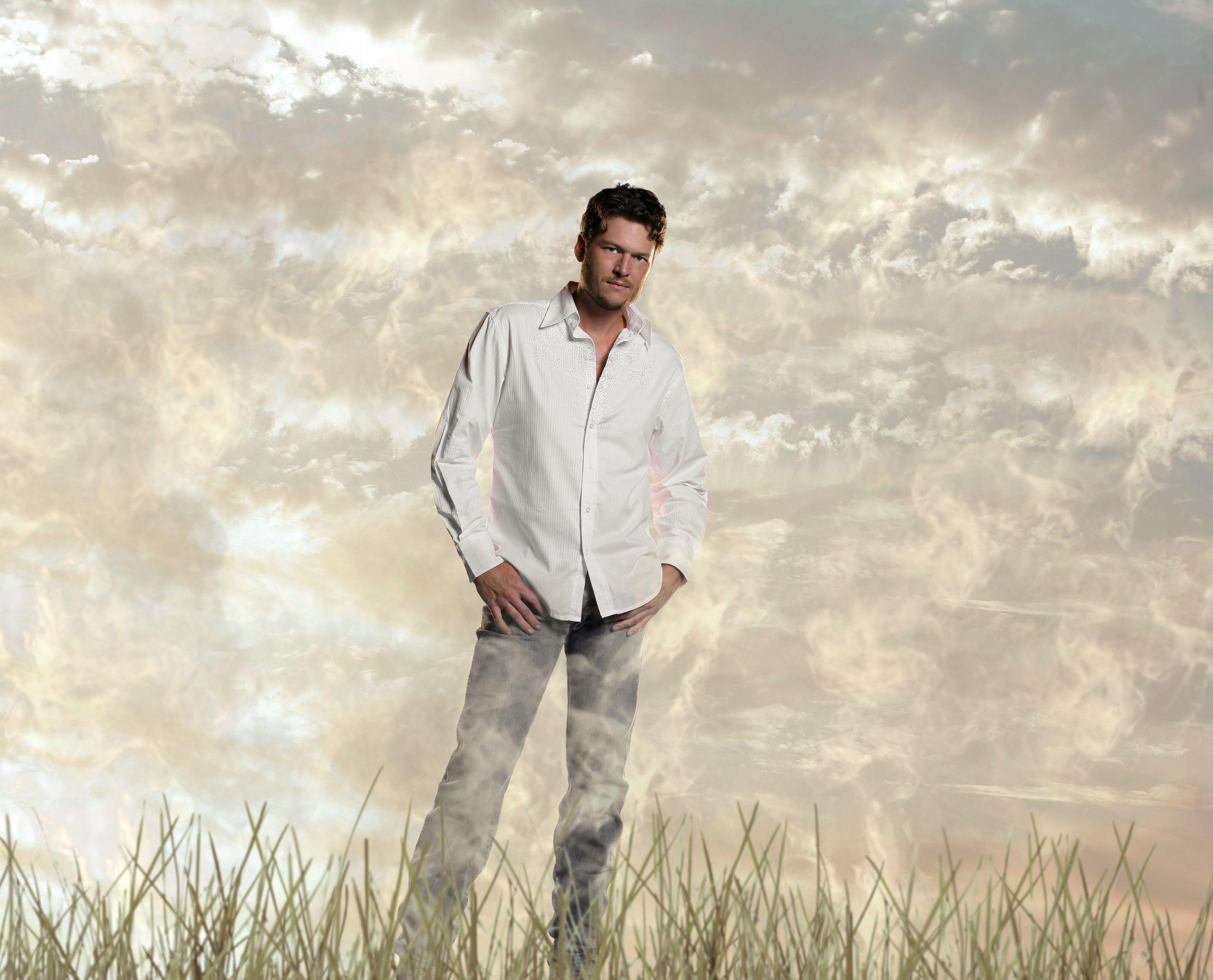 2560x2069 Blake Shelton Photo: Blake Shelton. Blake shelton, Modern country music, Senior boy poses