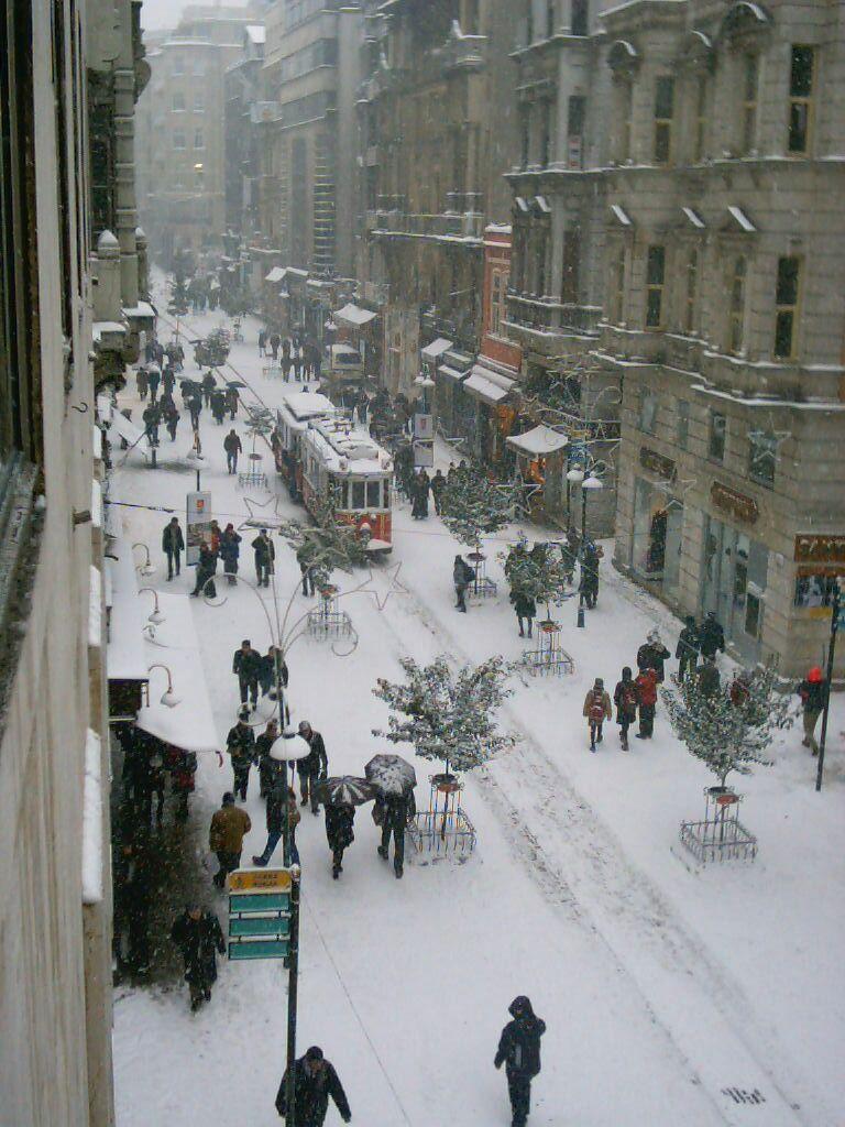 768x1024 Kar yağarken İstiklal Caddesi, Beyoğlu. Istanbul, Manzara, Resimler