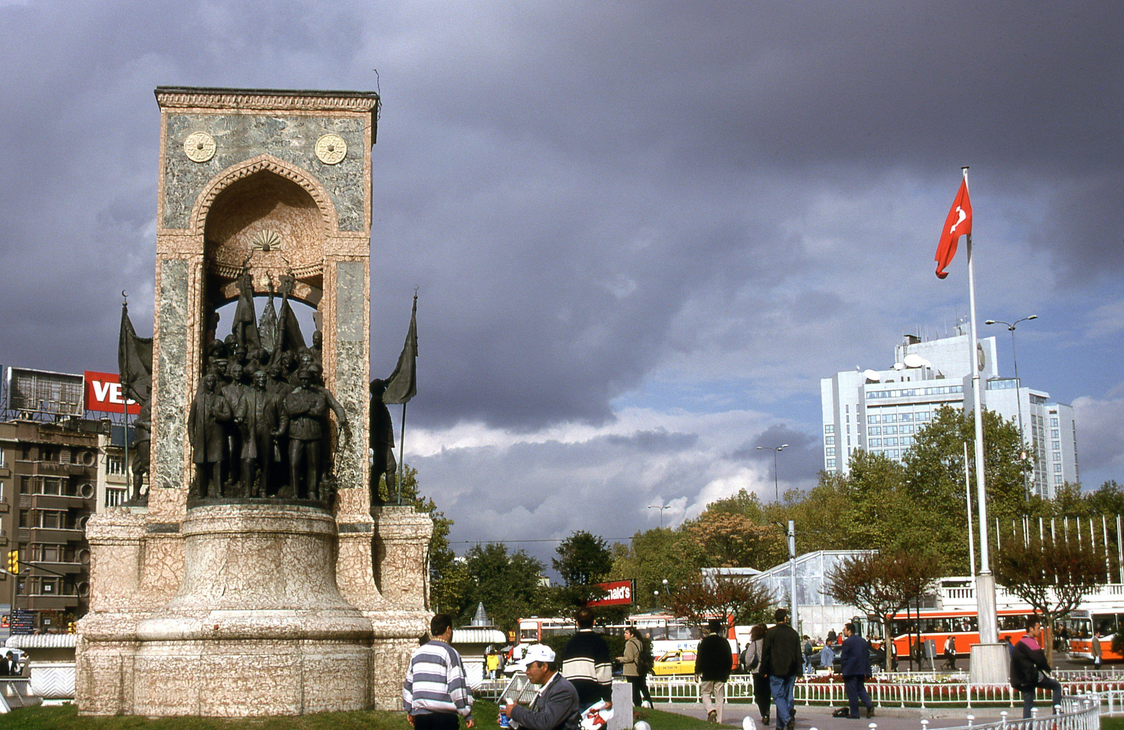 3840x2495 Wallpaper / taksim square in istanbul 4k wallpaper