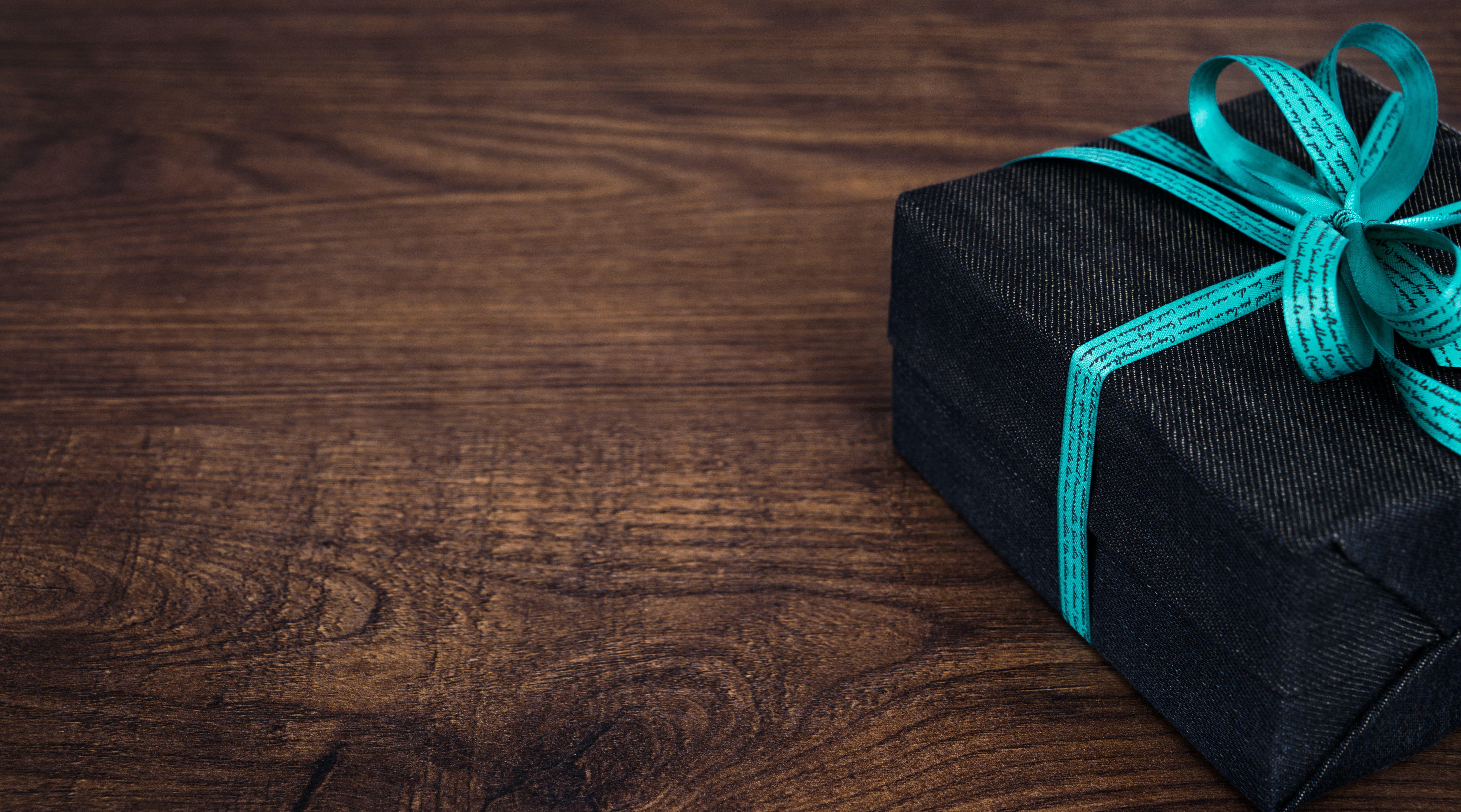 8832x4912 Gift Box Background High Resolution
