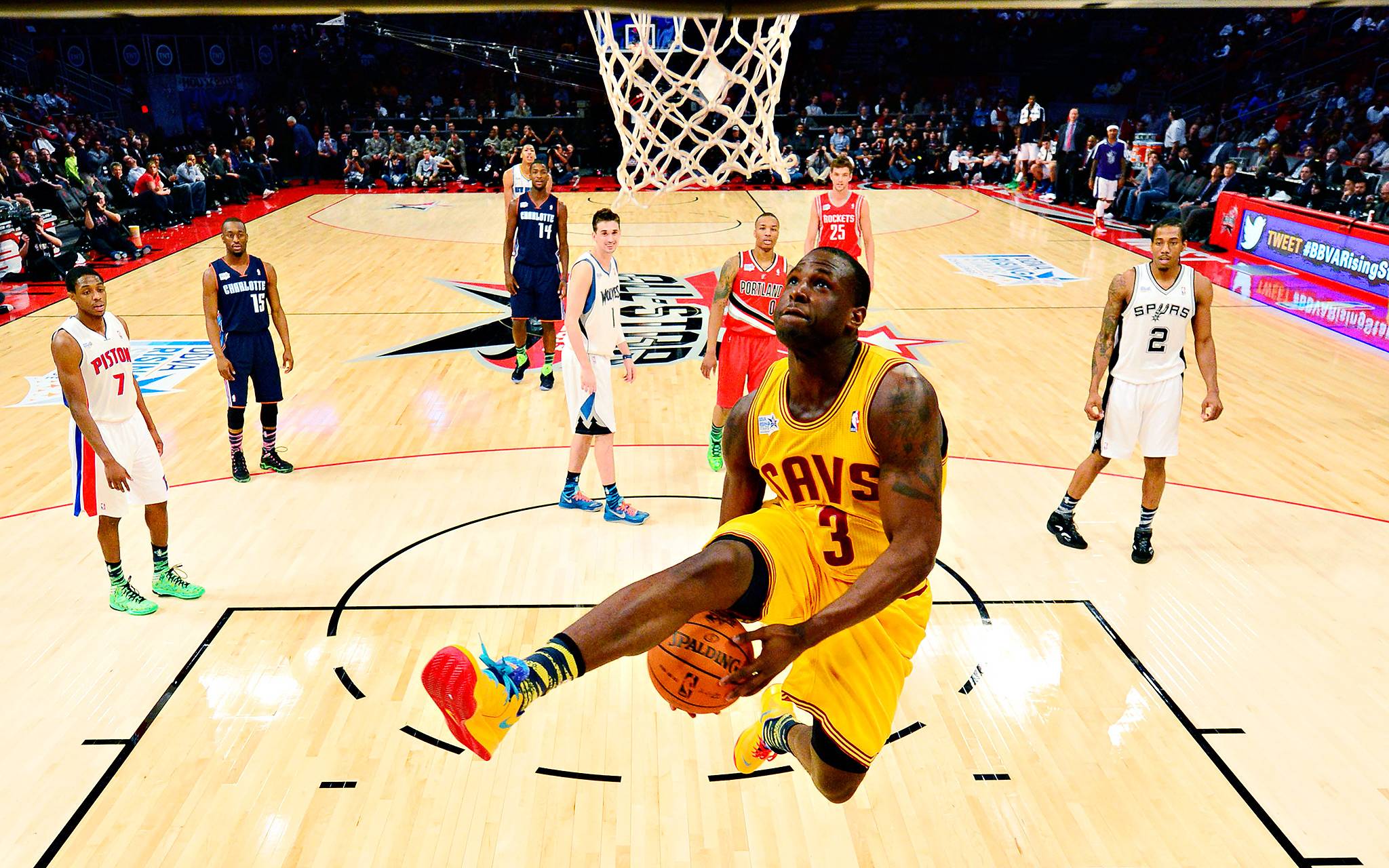 2048x1280 Basketball Players Wallpaper