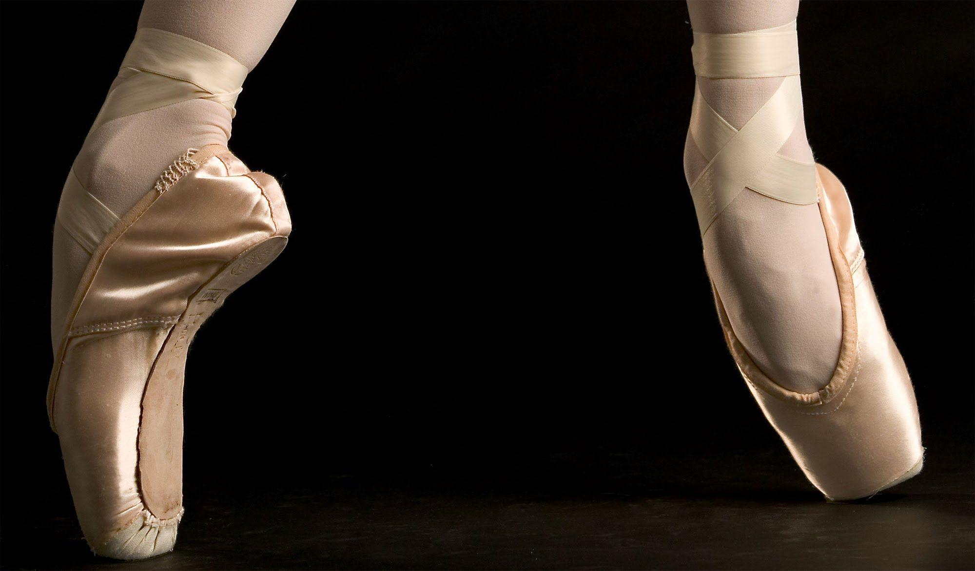 2000x1172 Dance in Ballet Pointe Shoes