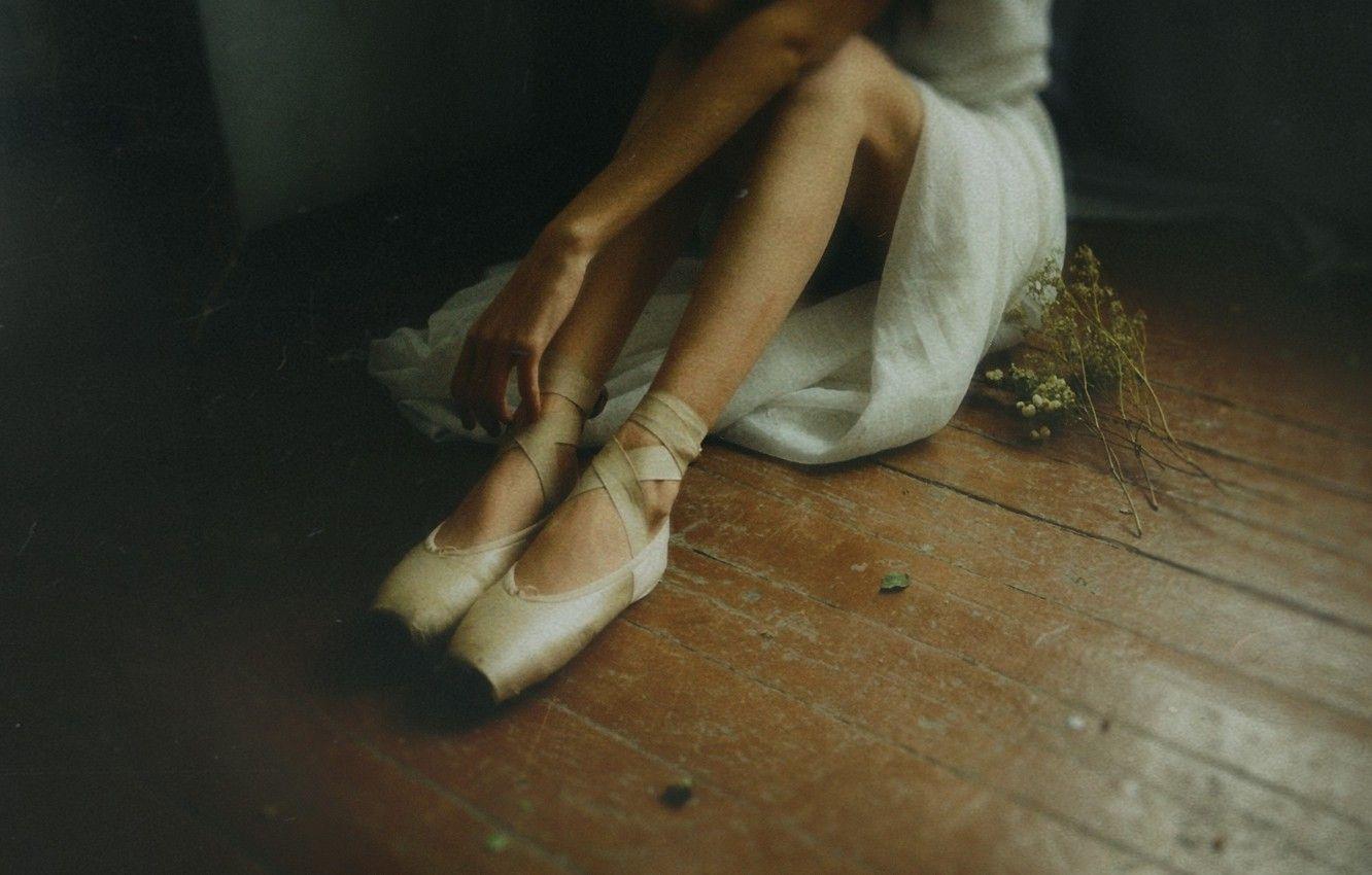 1332x850 Wallpaper floor, sitting, Ballerina, Pointe shoes image for desktop, section разное