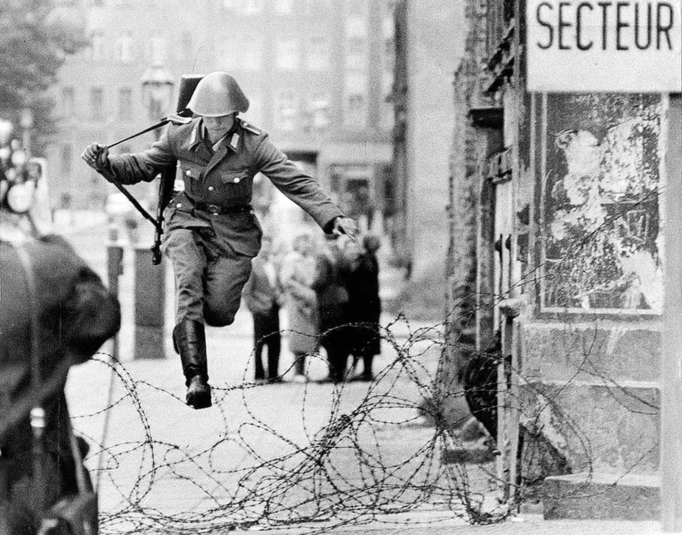 1400x1098 black and white, soldiers, grayscale, Berlin, monochrome, barbed wire, old photography, jump, street, historical wallpaper