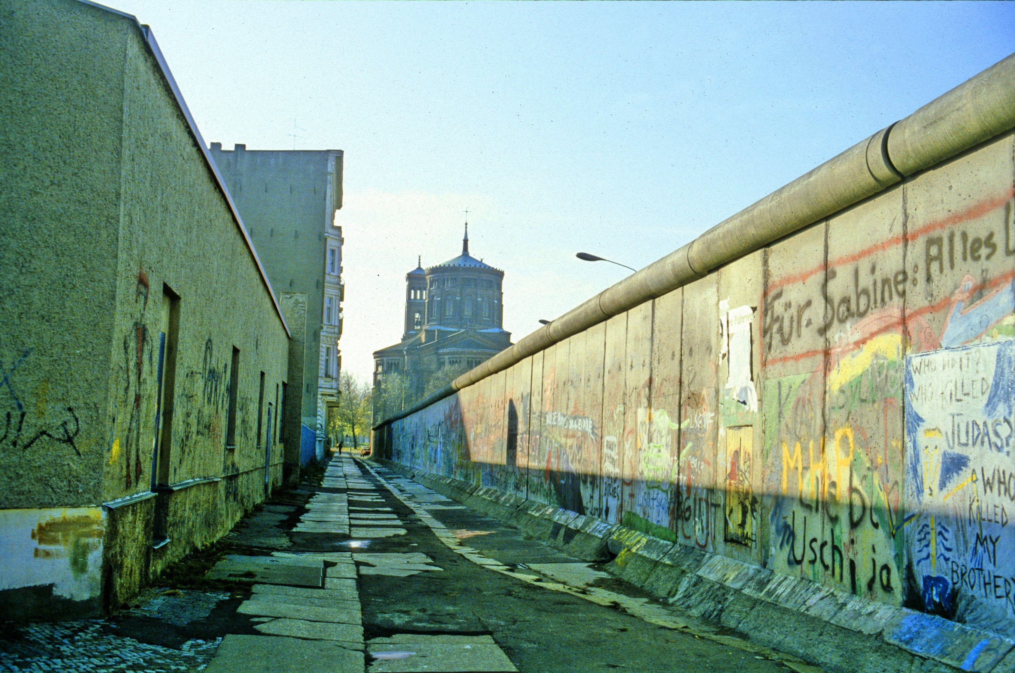 3525x2336 Berlin Wall Wallpaper