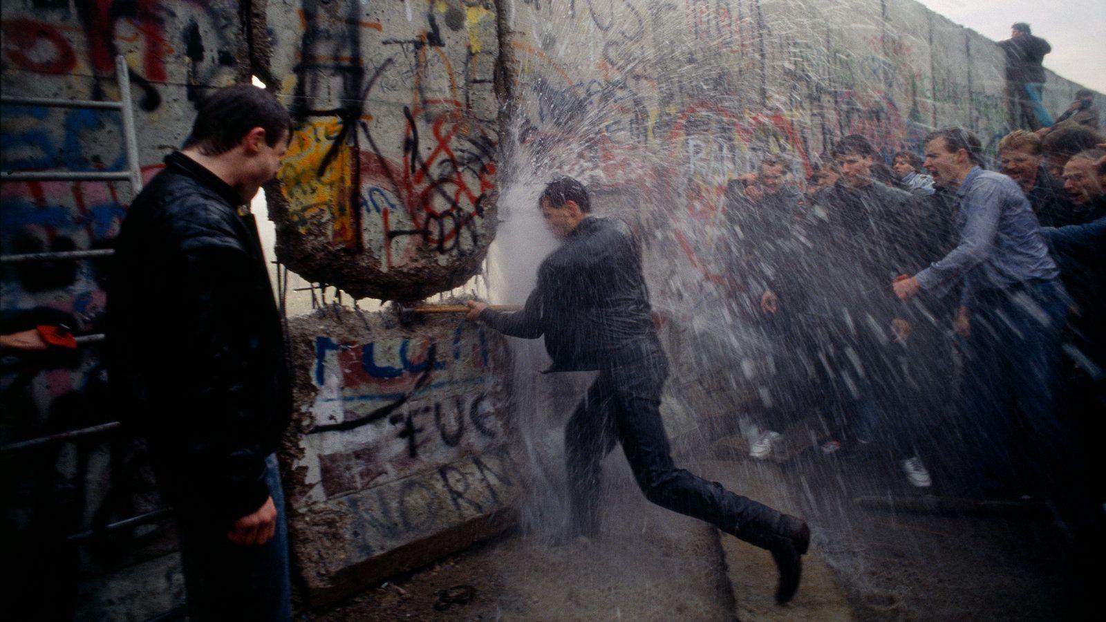 1600x900 The Fall of the Berlin Wall in Photo: An Accident of History That Changed The World