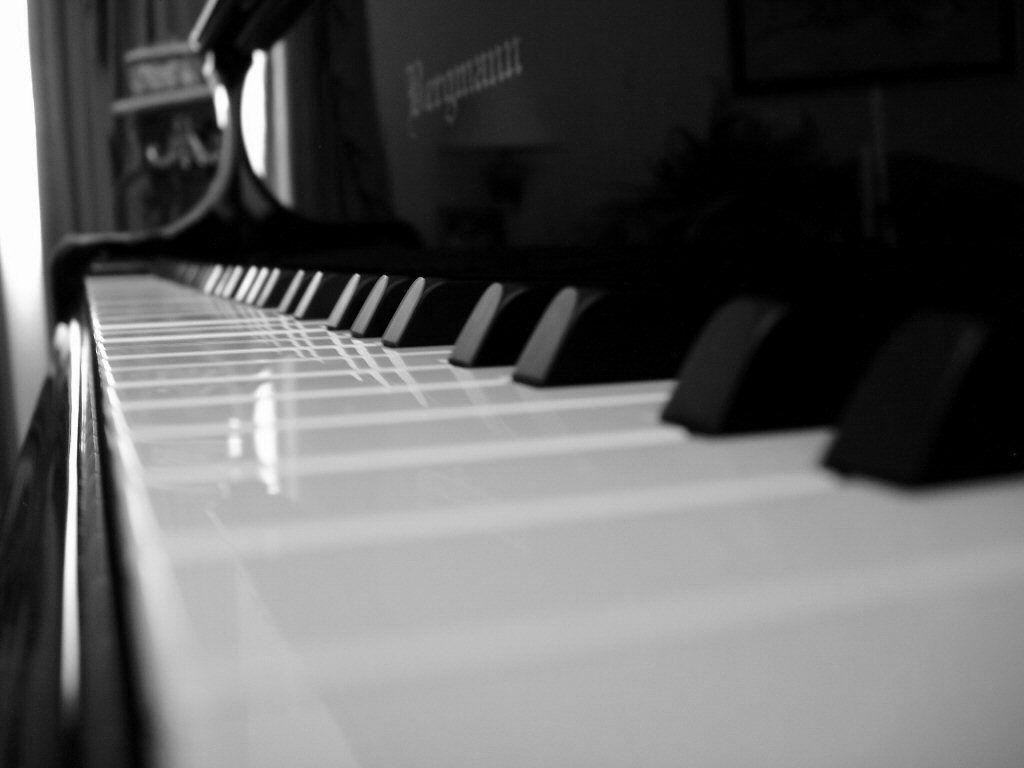 1024x768 Baby Grand Piano Wallpaper