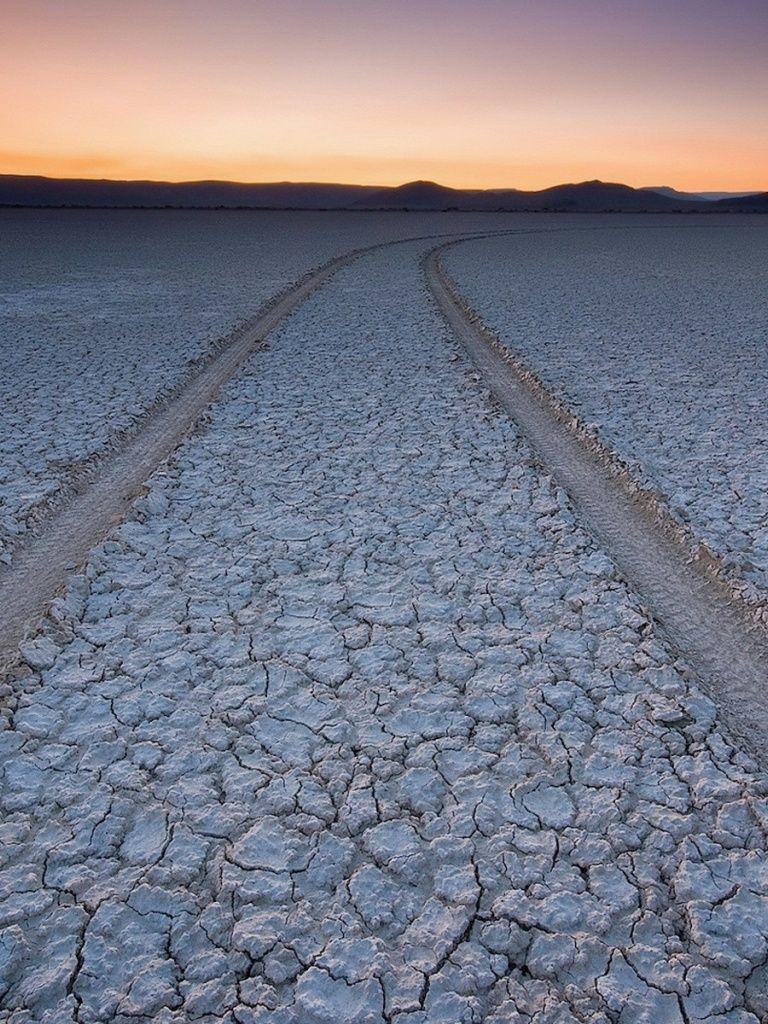768x1024 Amazing Desert Way Cracked iPad mini wallpaper