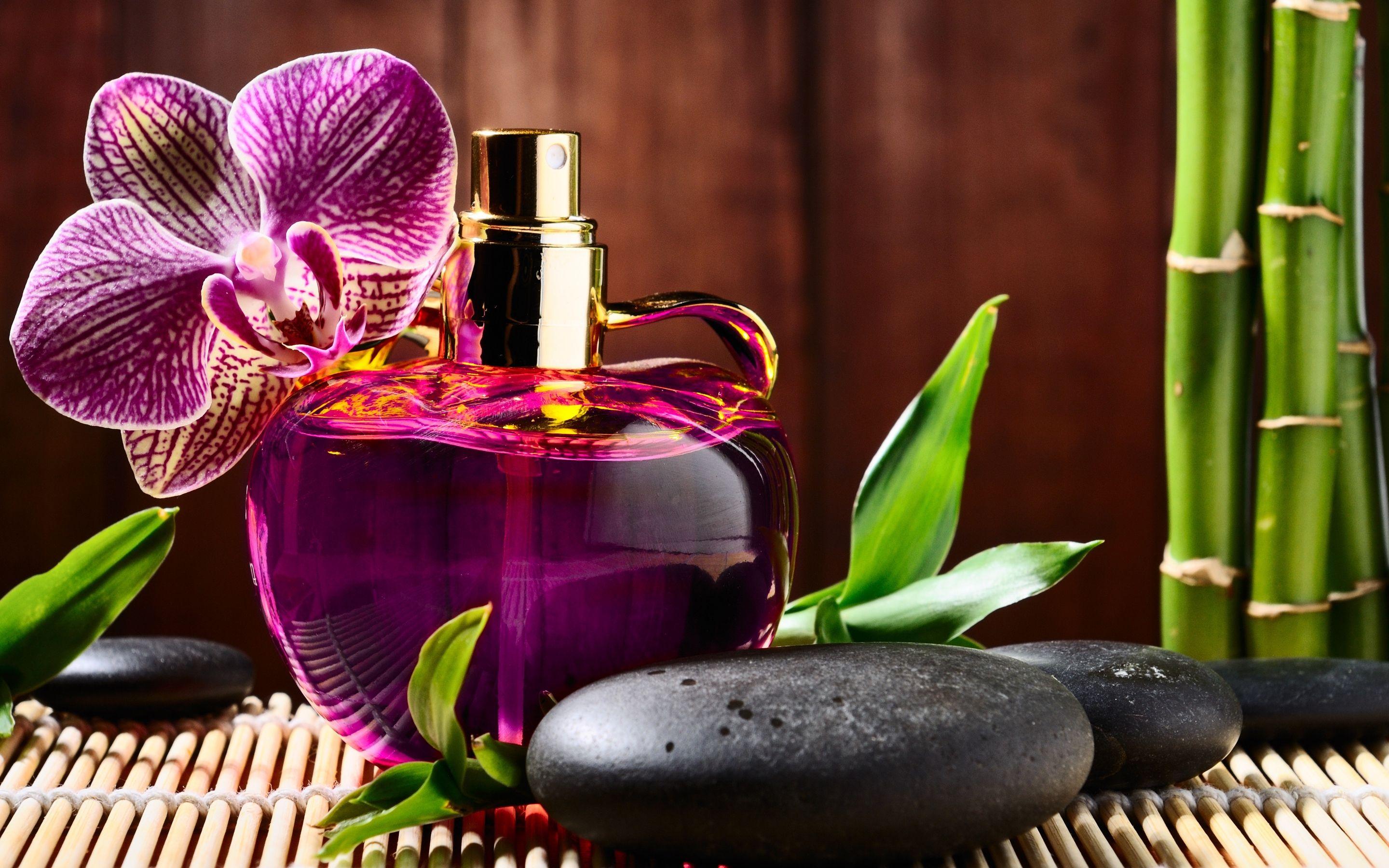 2880x1800 Perfume Bottles In HD