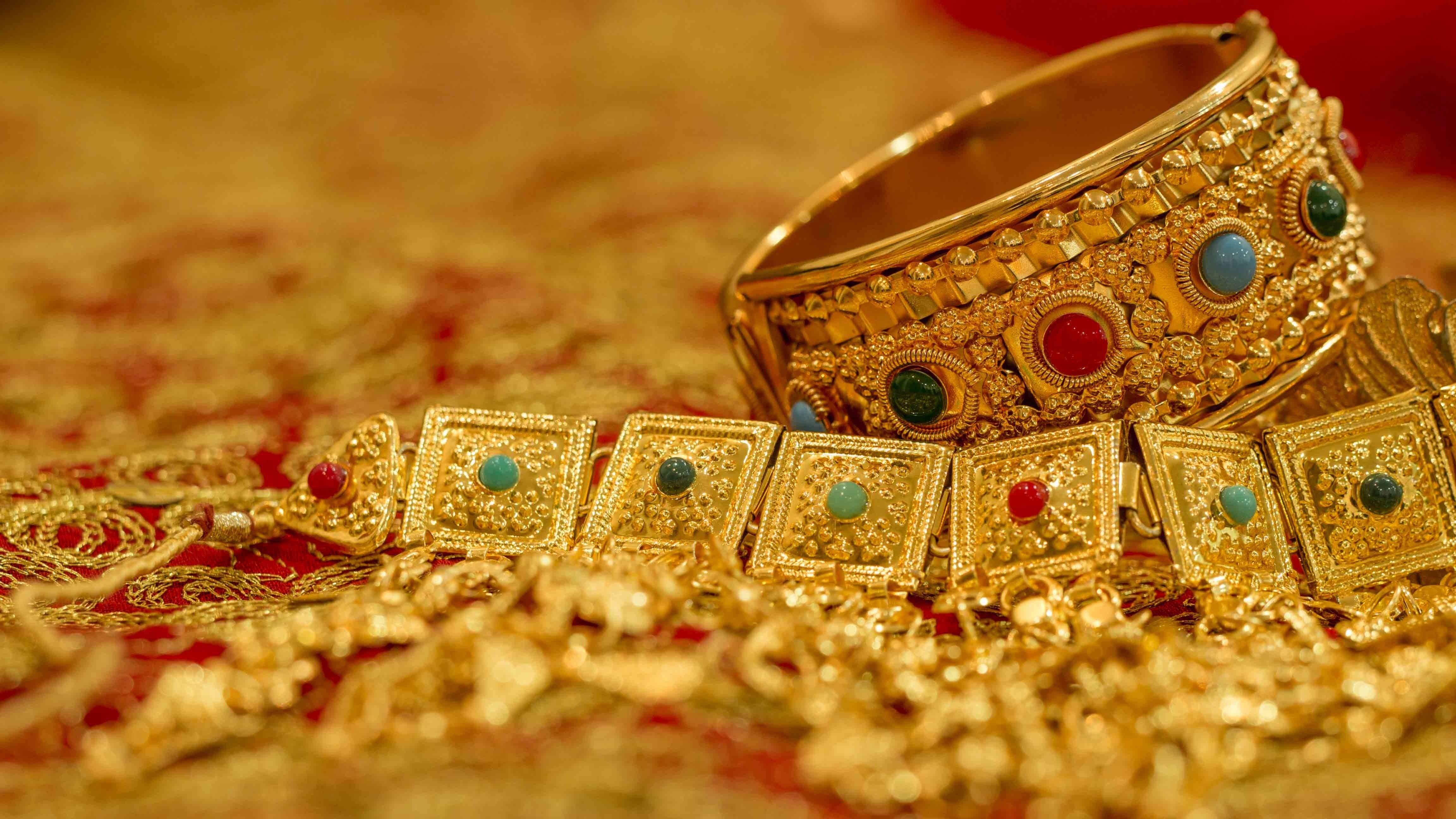 4608x2592 Gold Jewelry Wallpaper & Background Download