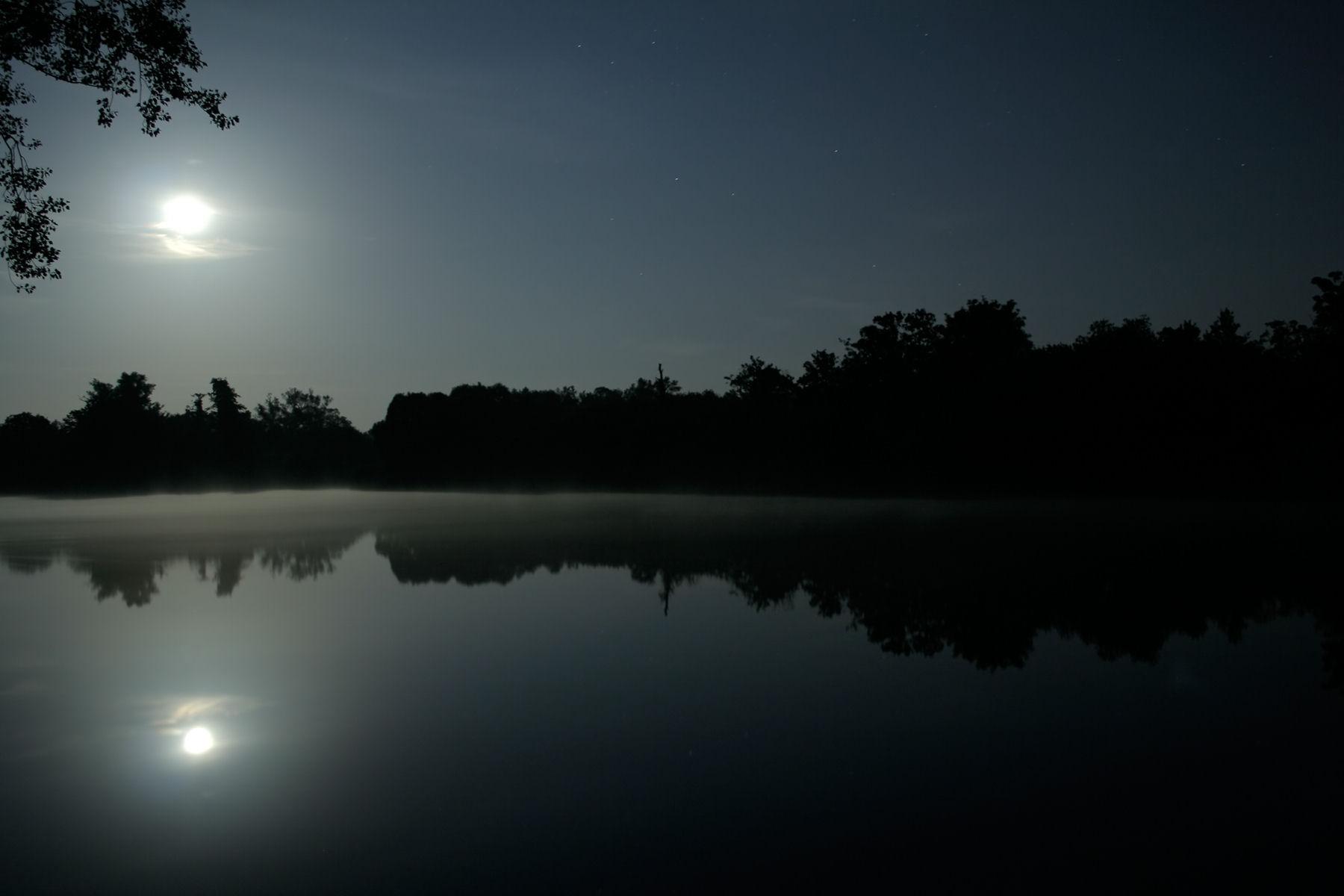1 месяц в озере. Берег озера ночью. Озеро ночью. Луна река. Река ночью.