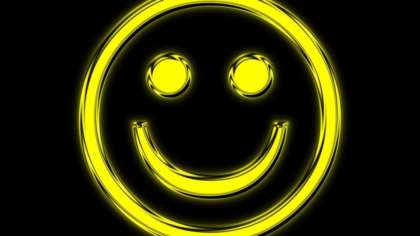 1366x768 Smiling Face Wallpaper