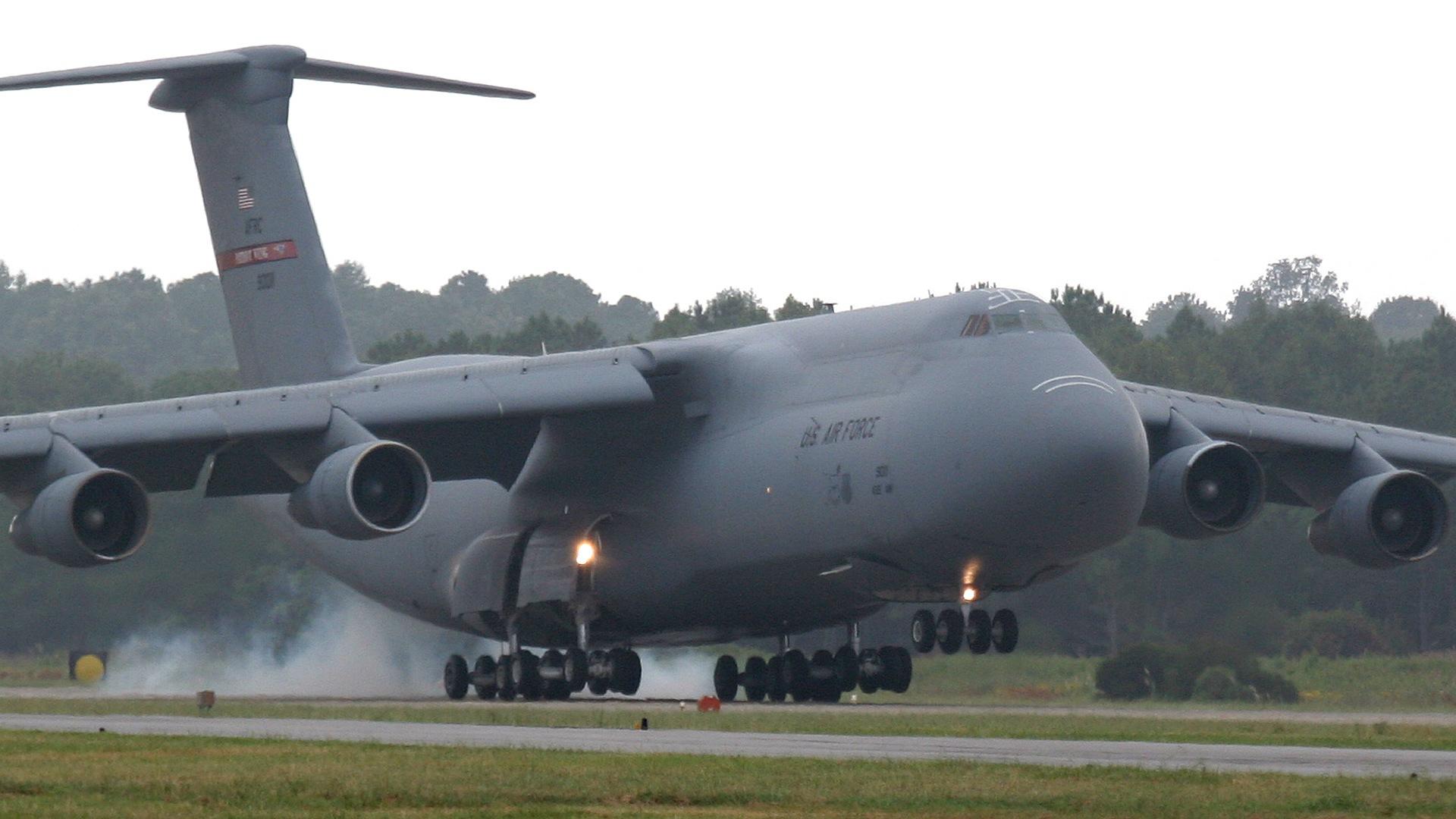 C 5. C-5 C-17. C 5 Galaxy and c17. C-5 Galaxy reference. Военно транспортные самолеты США.