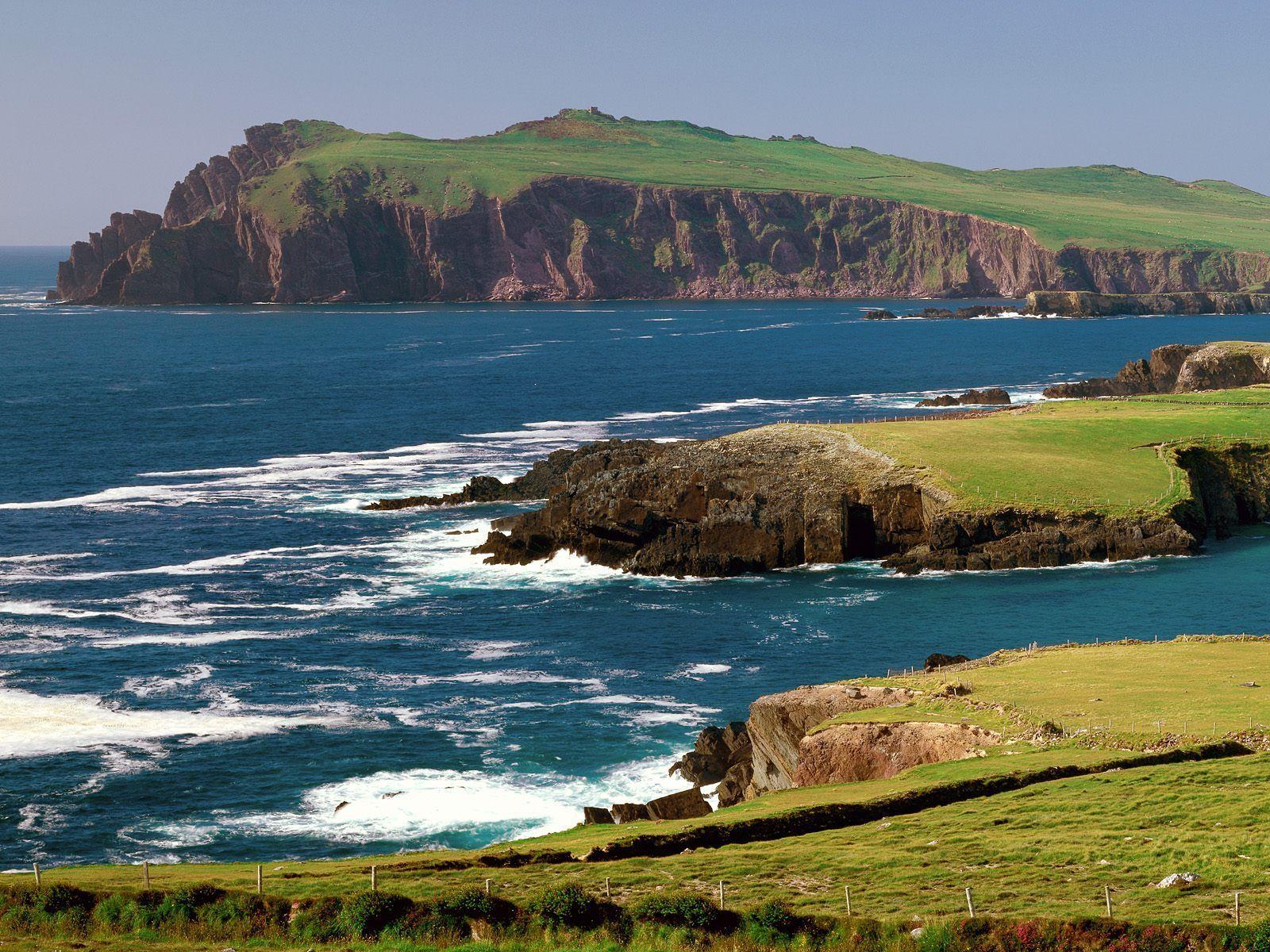 1600x1200 Dingle Peninsula - Ireland - Its mellow landscape is one of green