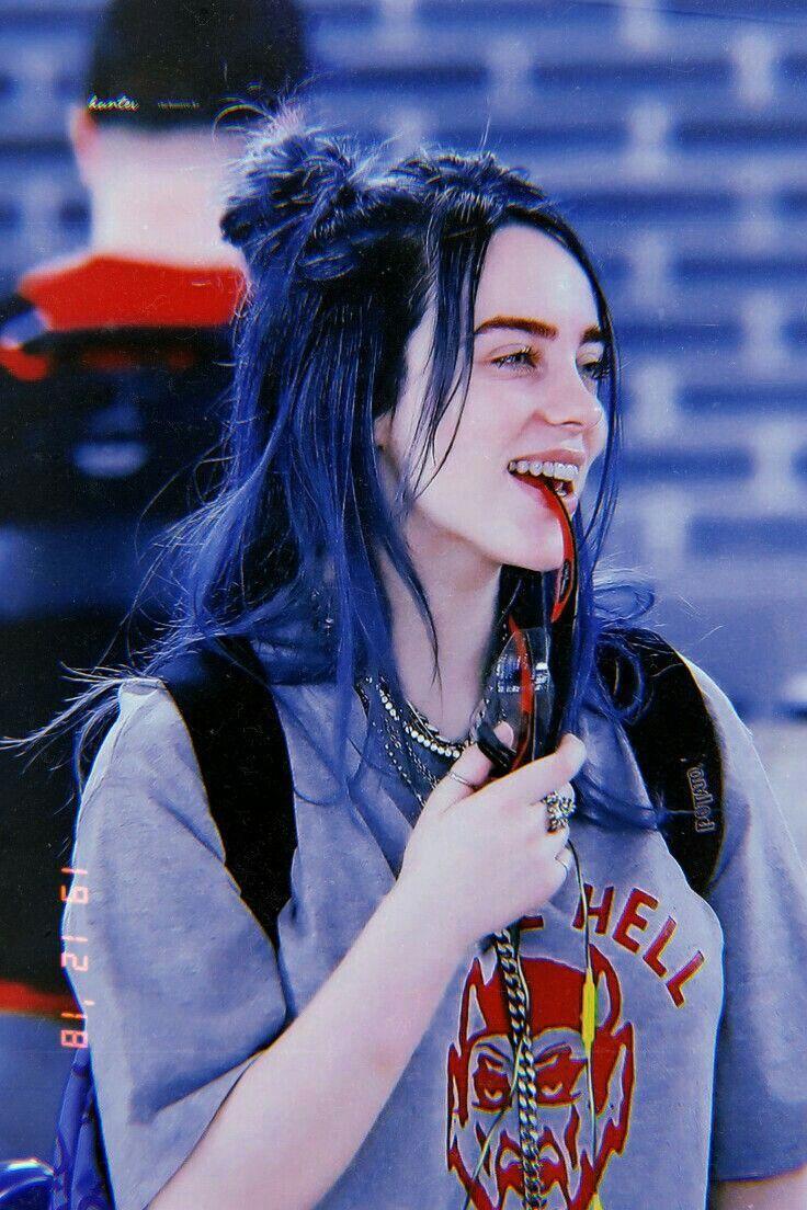 736x1104 Billie Eilish Smiling Wallpaper