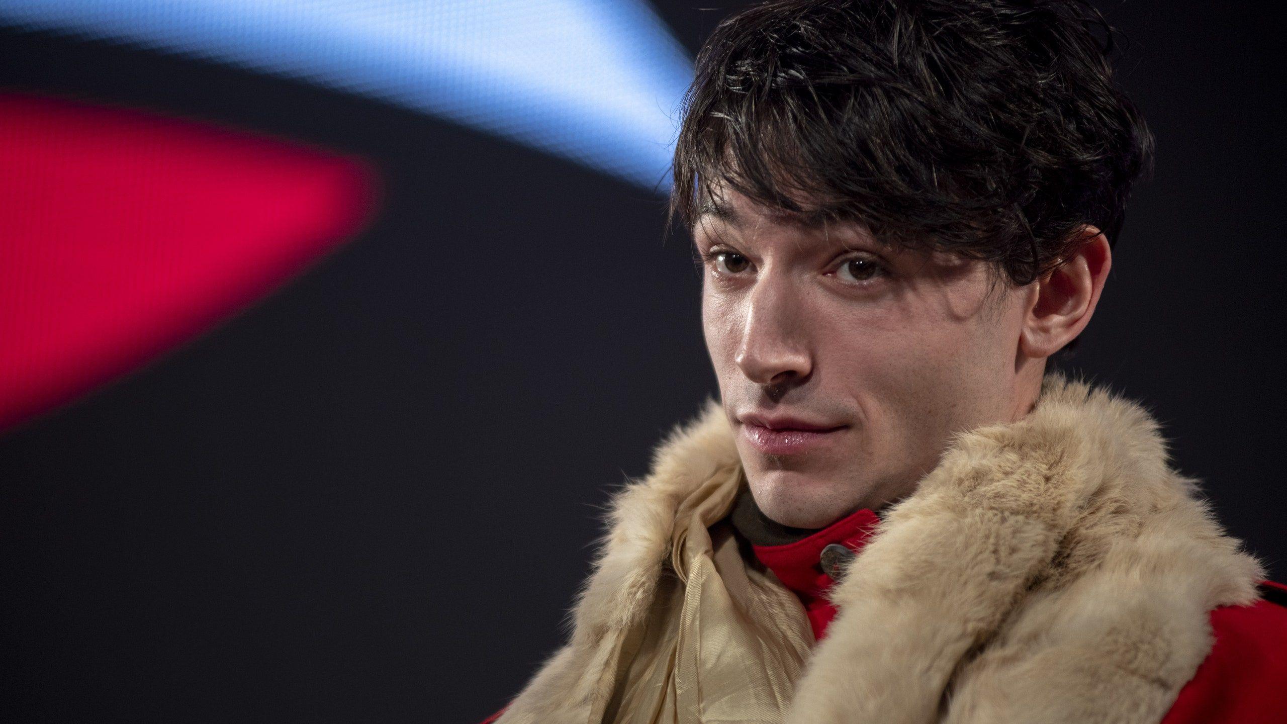 2560x1440 Ezra Miller Appears to Choke Fan in Disturbing Video
