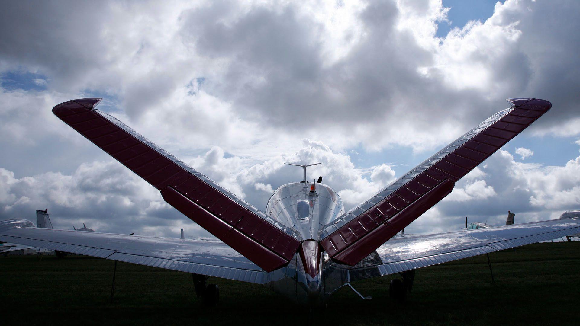 V tail. V-Tail aircraft. Хвост самолета. Bonanza v Tail. Самолет на воротах.