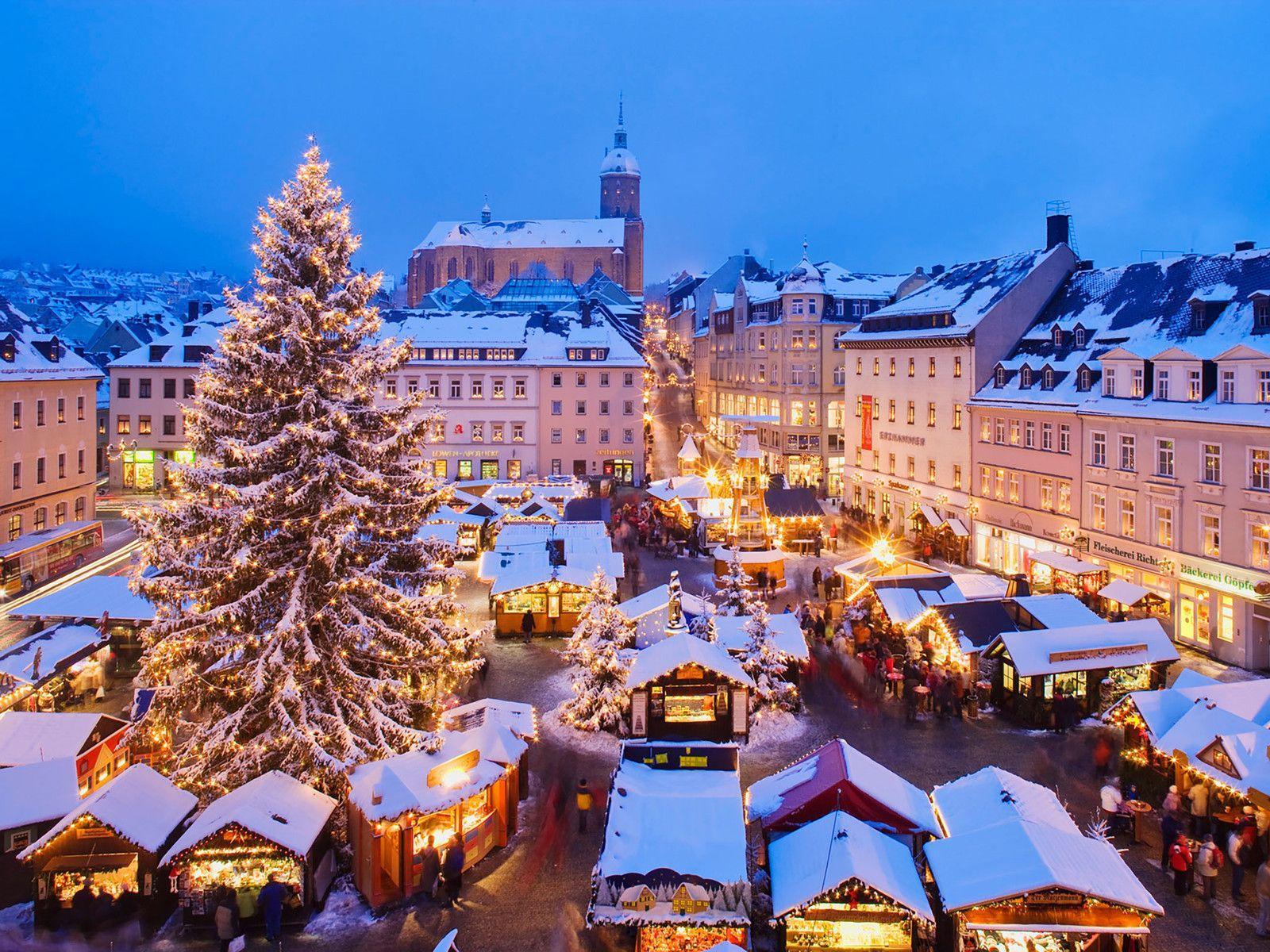 1600x1200 Christmas Town Wallpaper