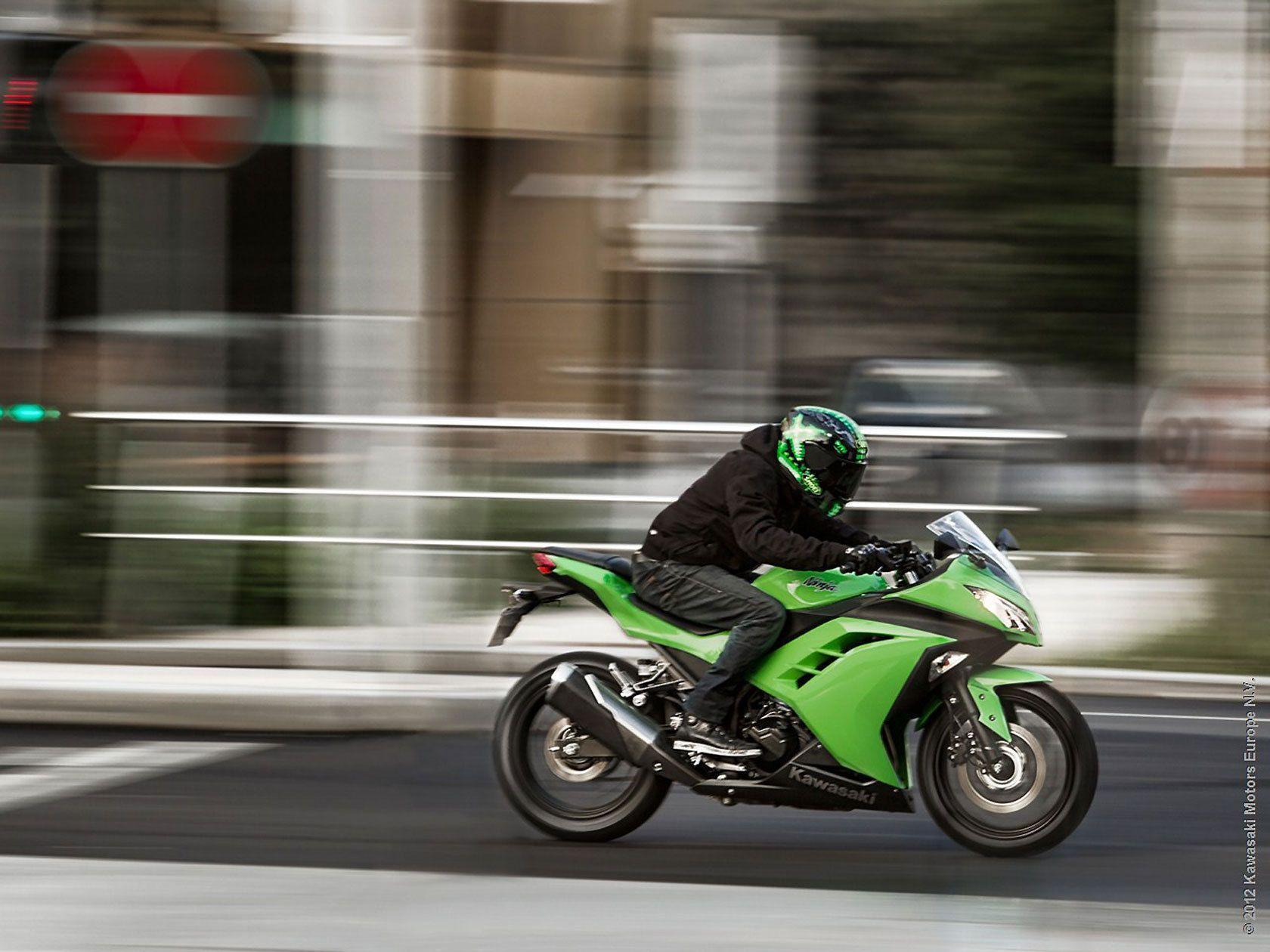 1680x1260 Kawasaki Ninja 300 Wallpaper