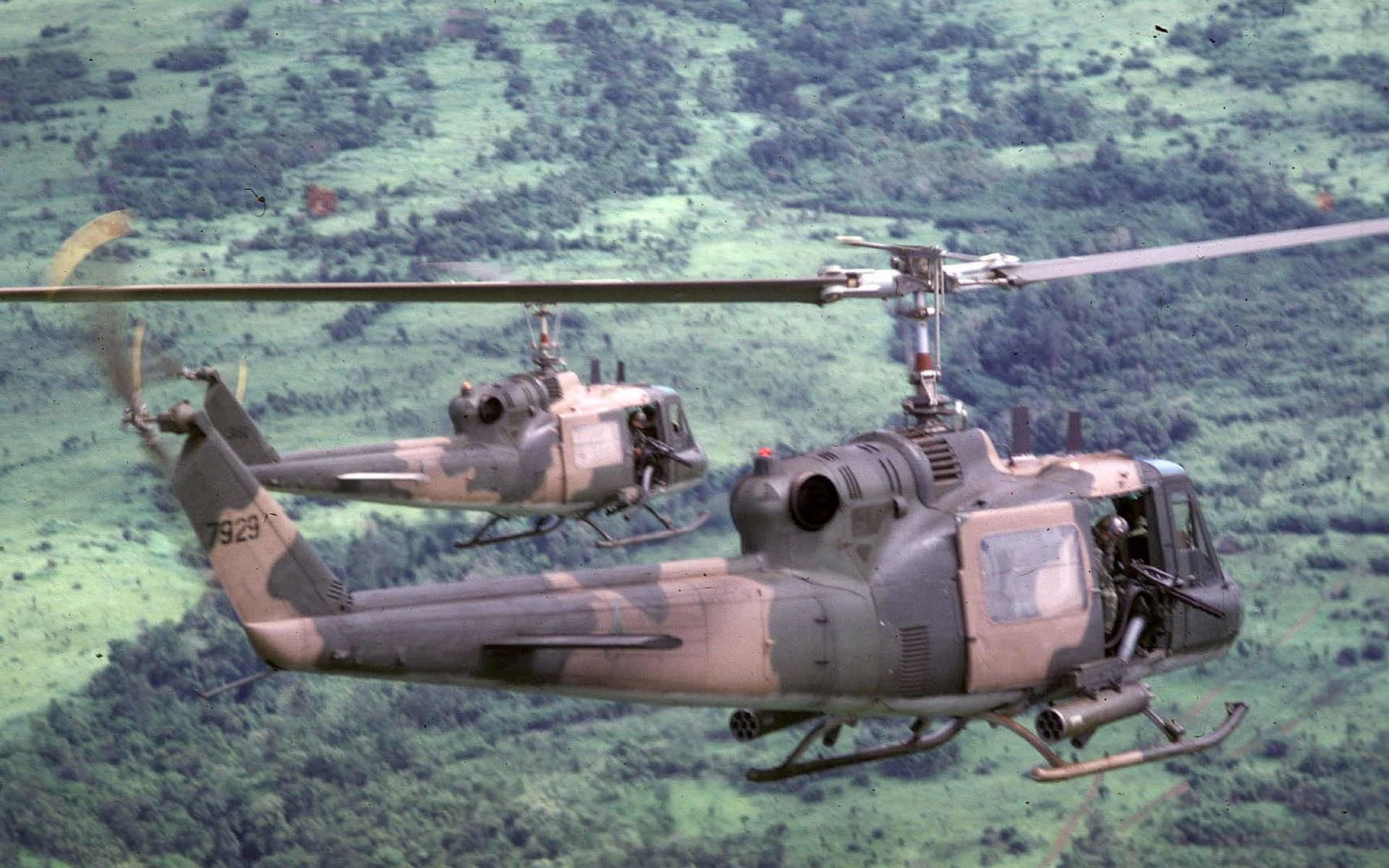 1920x1200 Huey Over Jungle