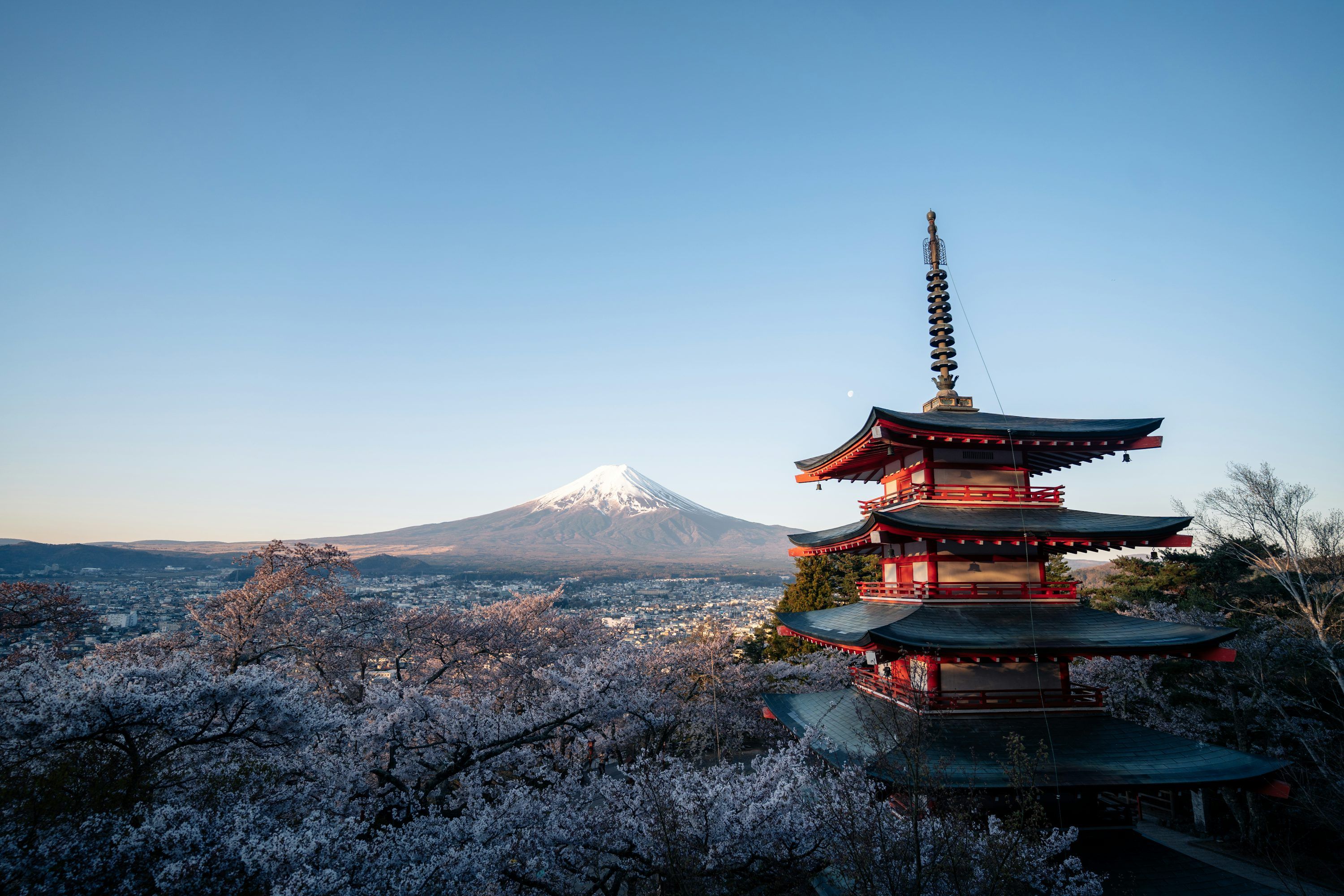 3000x2000 A pagoda with a mountain in the background