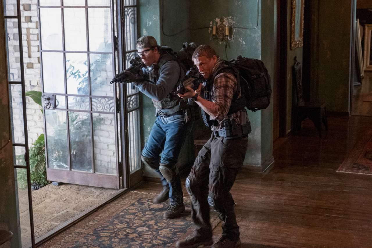 1280x853 Triple Frontier': 6 Charlie Hunnam Photo From His New Netflix Movie