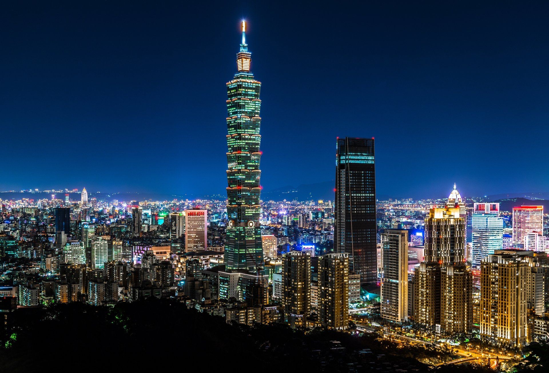 1920x1306 Taipei 101 Illuminated: Stunning 4K Night Skyline of Taiwan's Vibrant Cityscapex3678