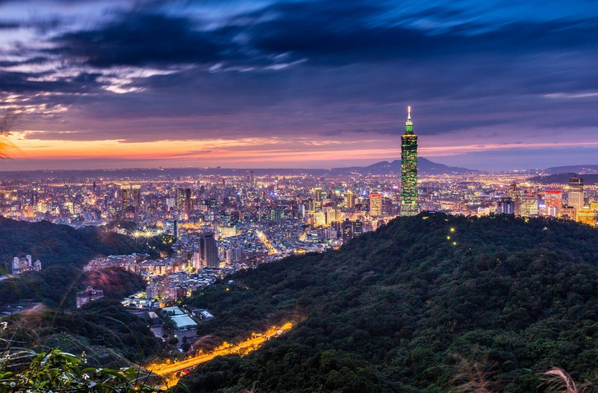 1920x1261 Taipei 101 Skyline: Stunning HD Nightscape of Taipei, Taiwan's Iconic Landmarkx1345