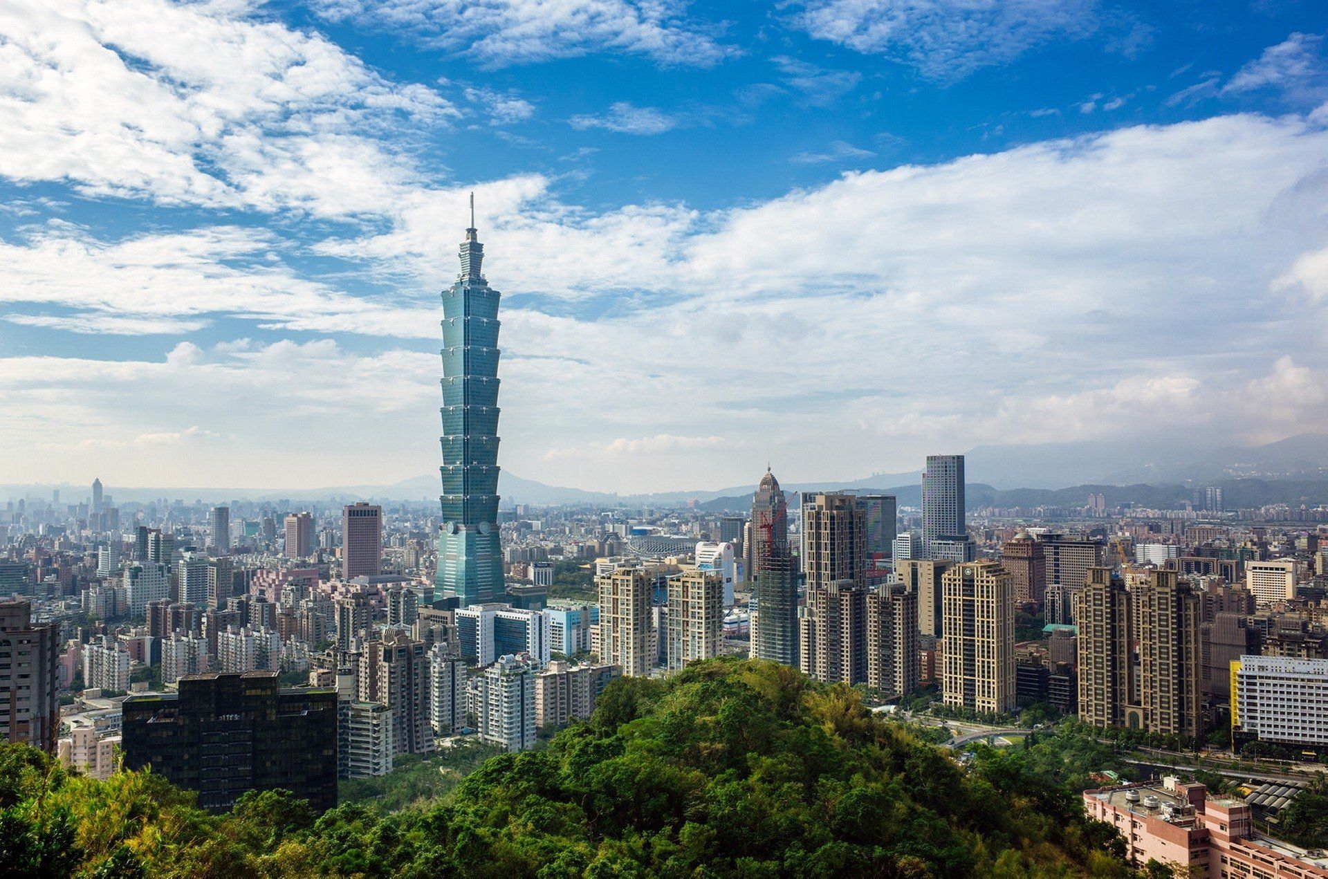 1920x1271 Taipei 101 Skyline: Stunning Taipei Cityscape Under Blue Sky