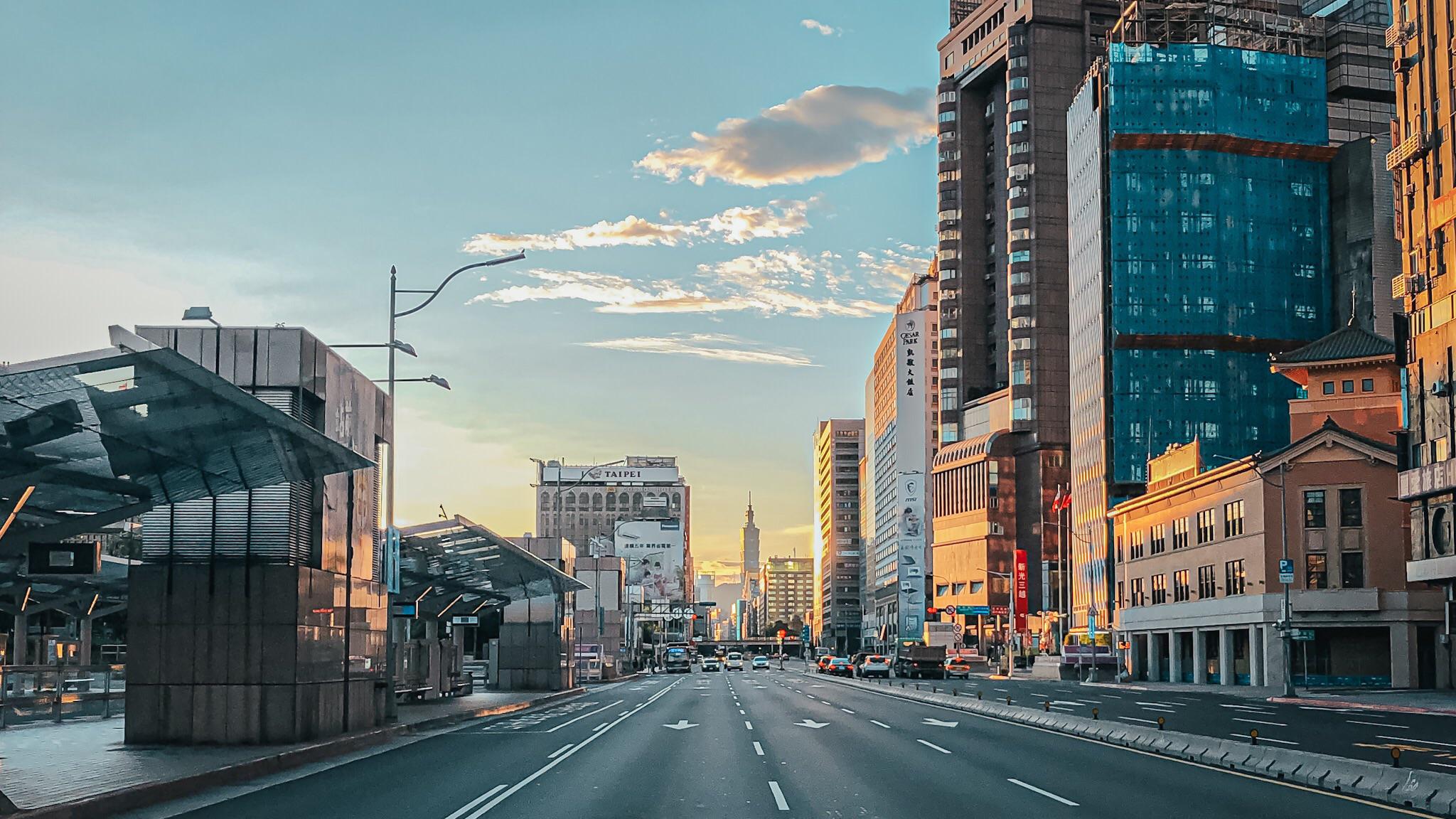 2048x1152 First time in Taiwan for a trip. ITAP of Taipei 101 in front of Taipei Main Station at 6am and it is absolutely stunning